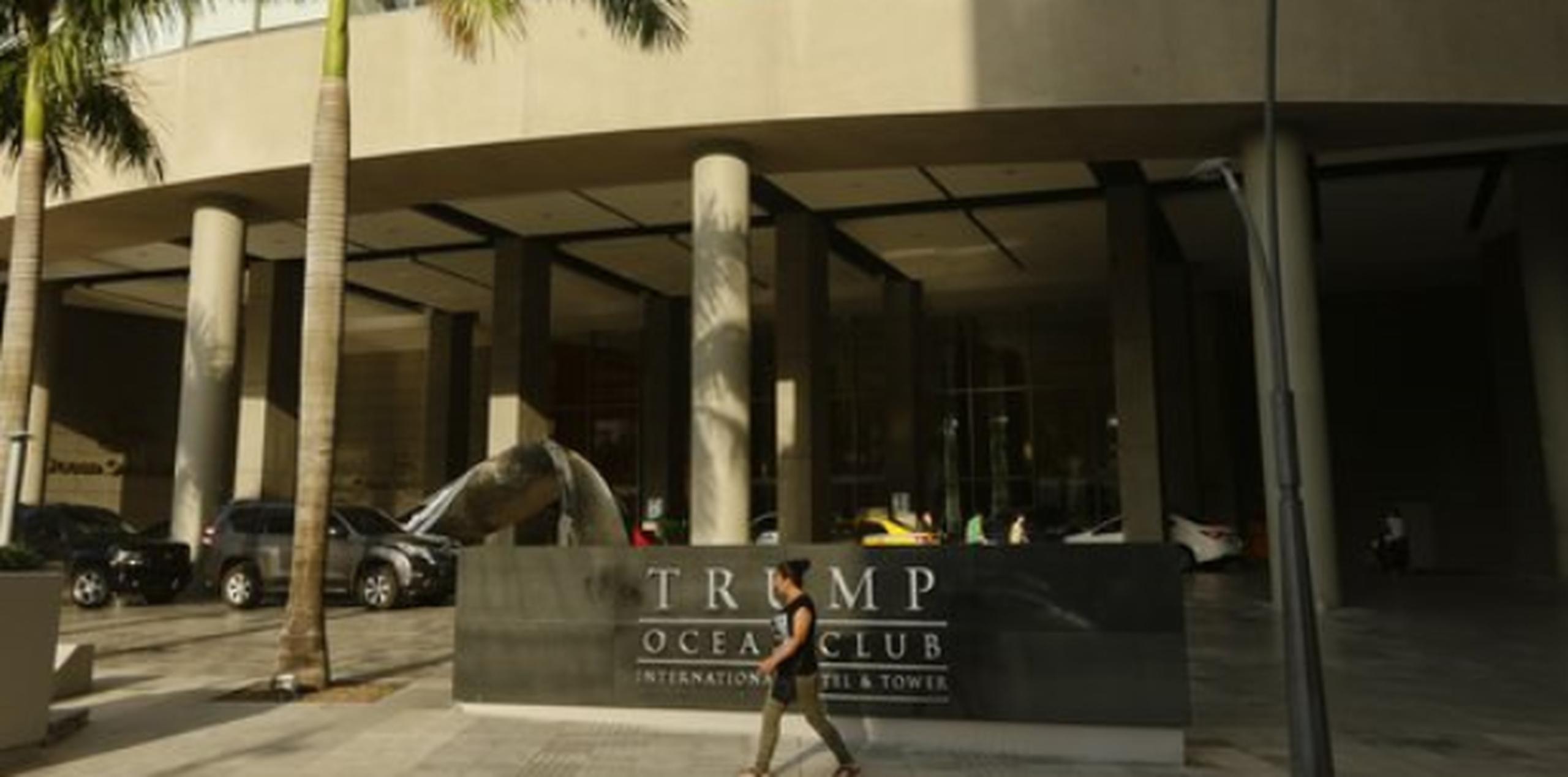 Es probable que pueda surgir una nueva confrontación el fin de semana, pues trabajadores de seguridad de Trump se instalaron a tempranas horas del sábado en la entrada del hotel, dijeron testigos. (AP)