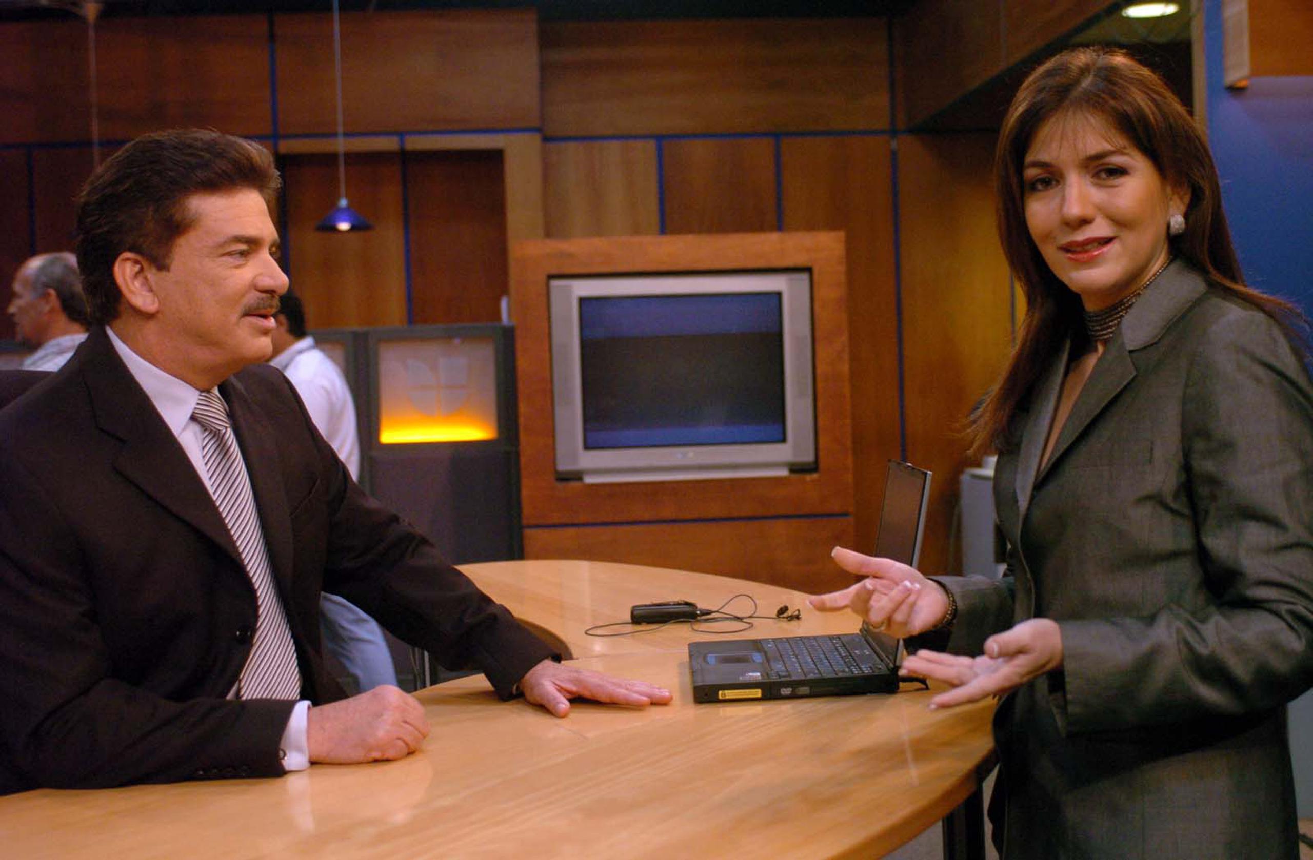 Ramón Enrique Torres y Ada Monzón conversan durante una entrevista en el canal 11, entonces Univision Puerto Rico, el 20 de mayo de 2005.