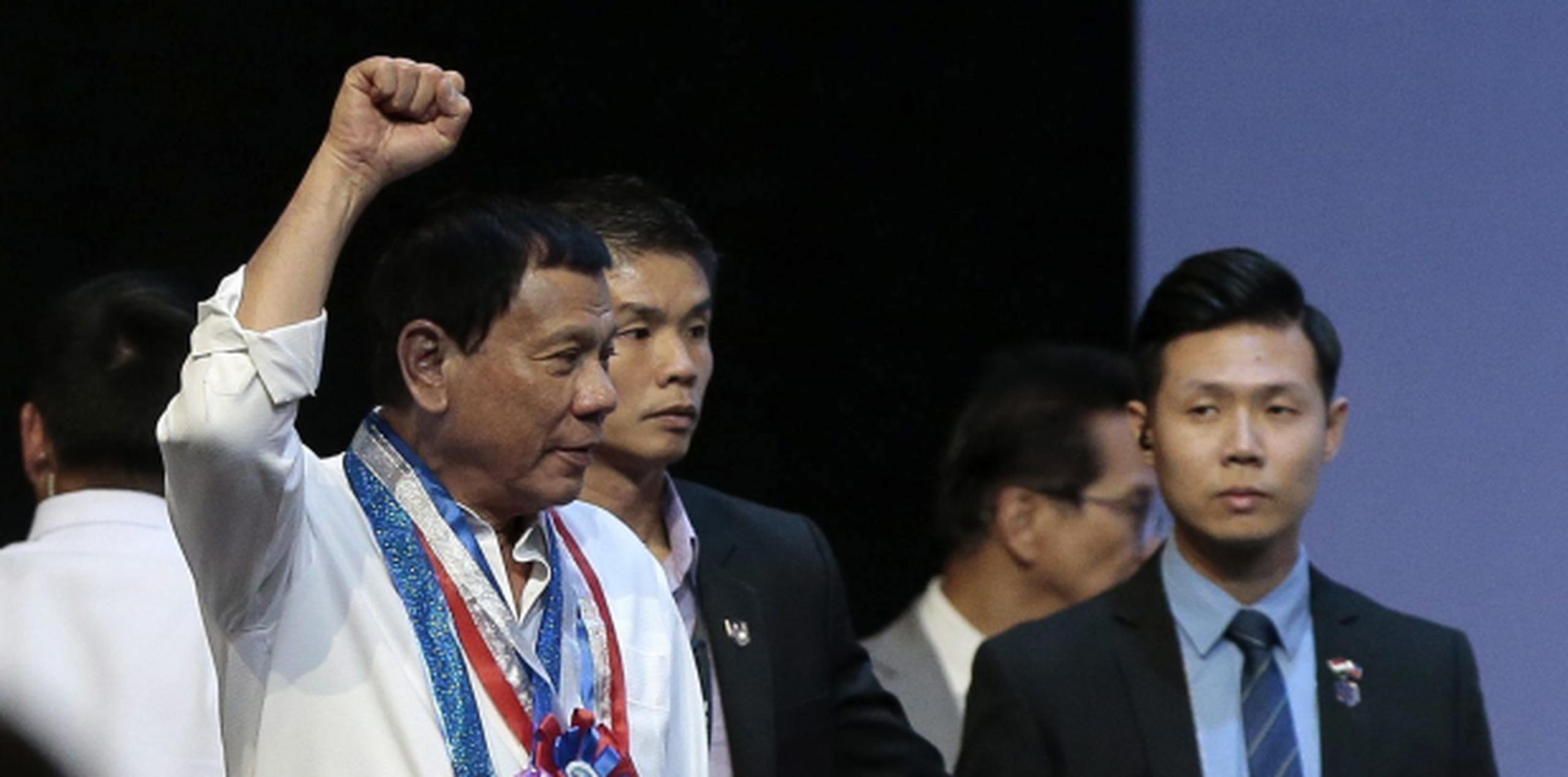 Duterte, saludando con el puño, dijo en una entrevista la semana pasada que había patrullado personalmente las calles de Davao en su motocicleta y había matado a gente. (EFE)