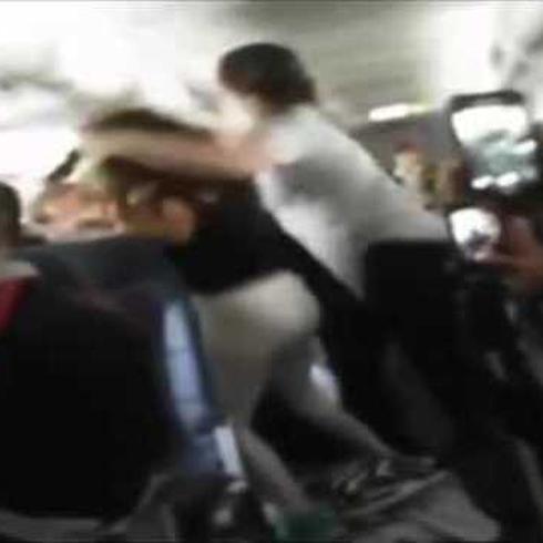 Mujeres protagonizan pelea en avión