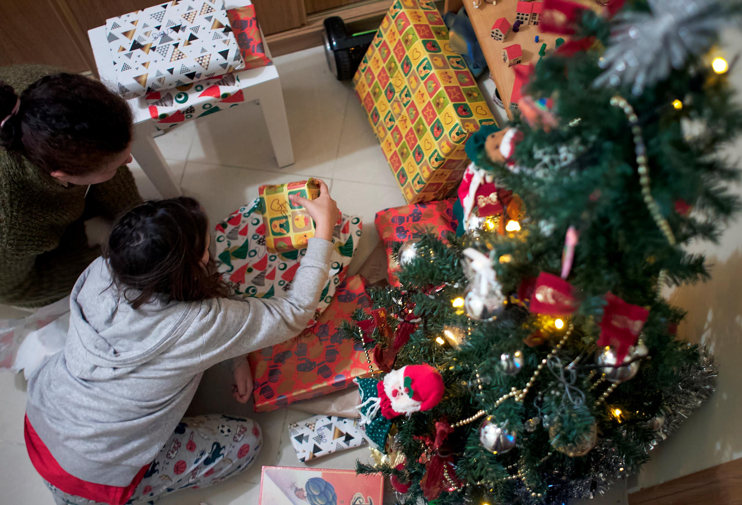 En muchas culturas esta costumbre los regalos se abren pasadas las 7:00 a.m. del 25 de diciembre.