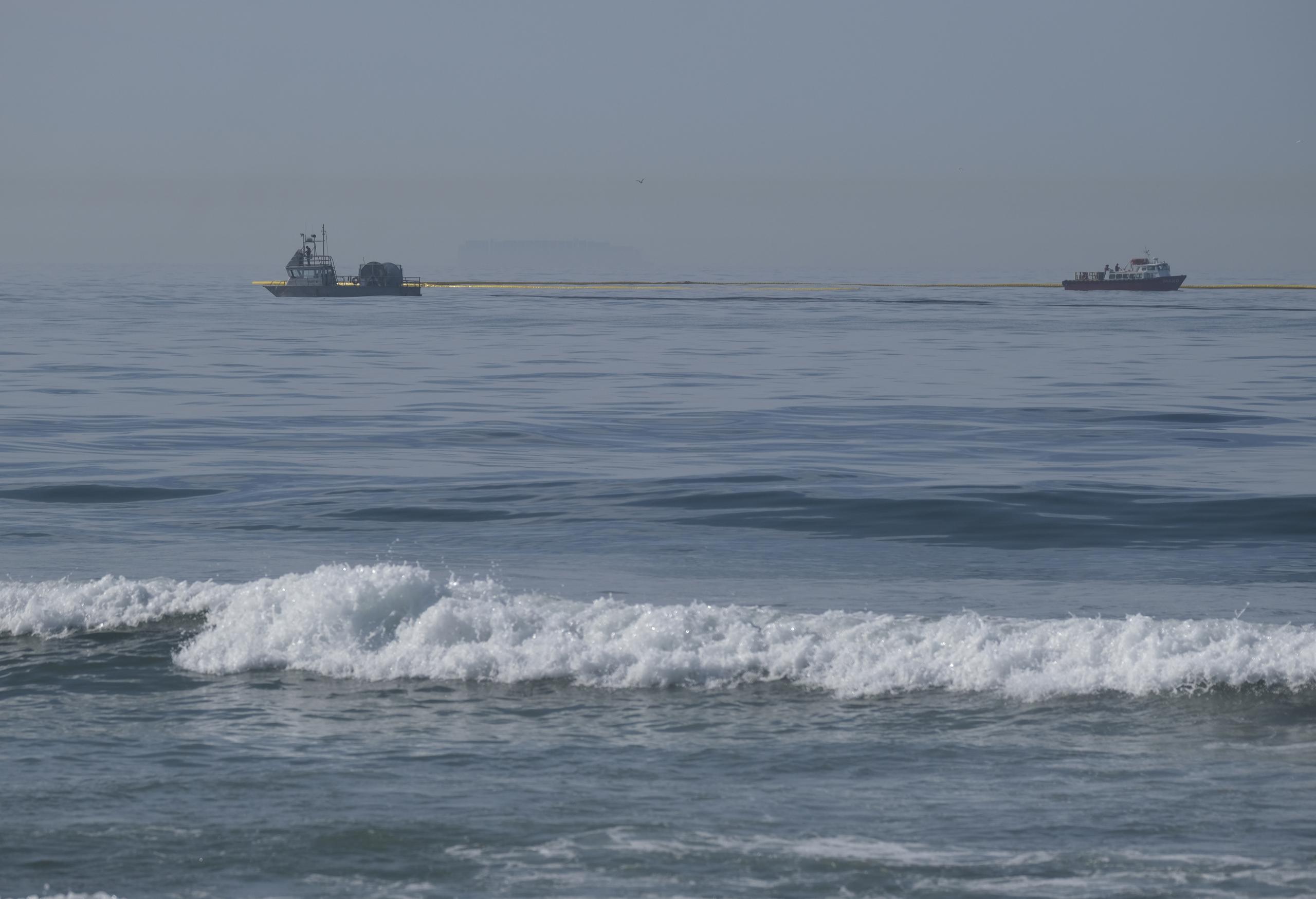 Barcos de la Guardia Costera trataron de colocar barreras marinas para evitar que el aceite llegue a la Reserva Natural Bolsa Chica.
