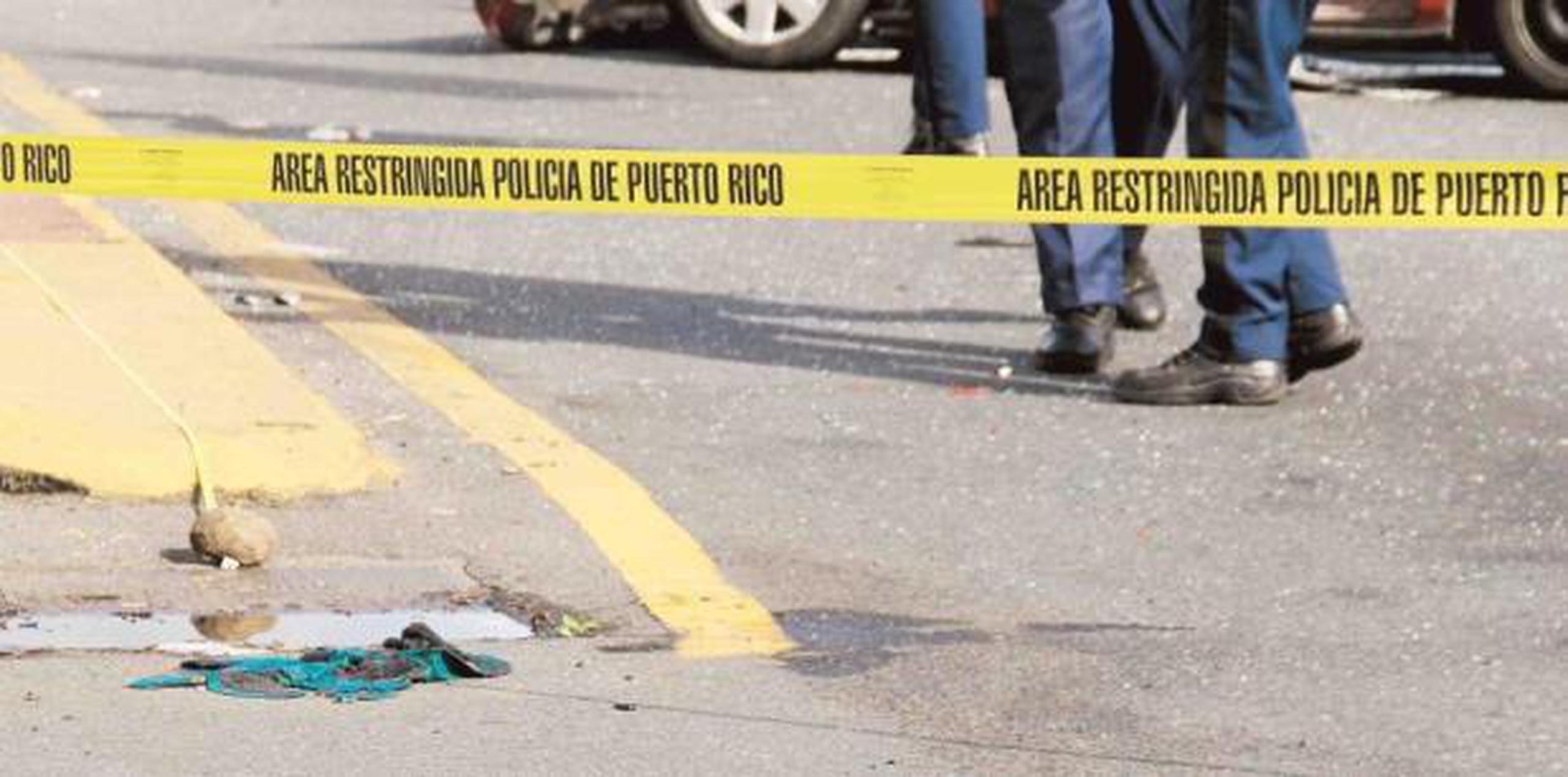 Agentes del Distrito de Manatí investigan en unión al personal de Homicidio del área de Arecibo. (Archivo)