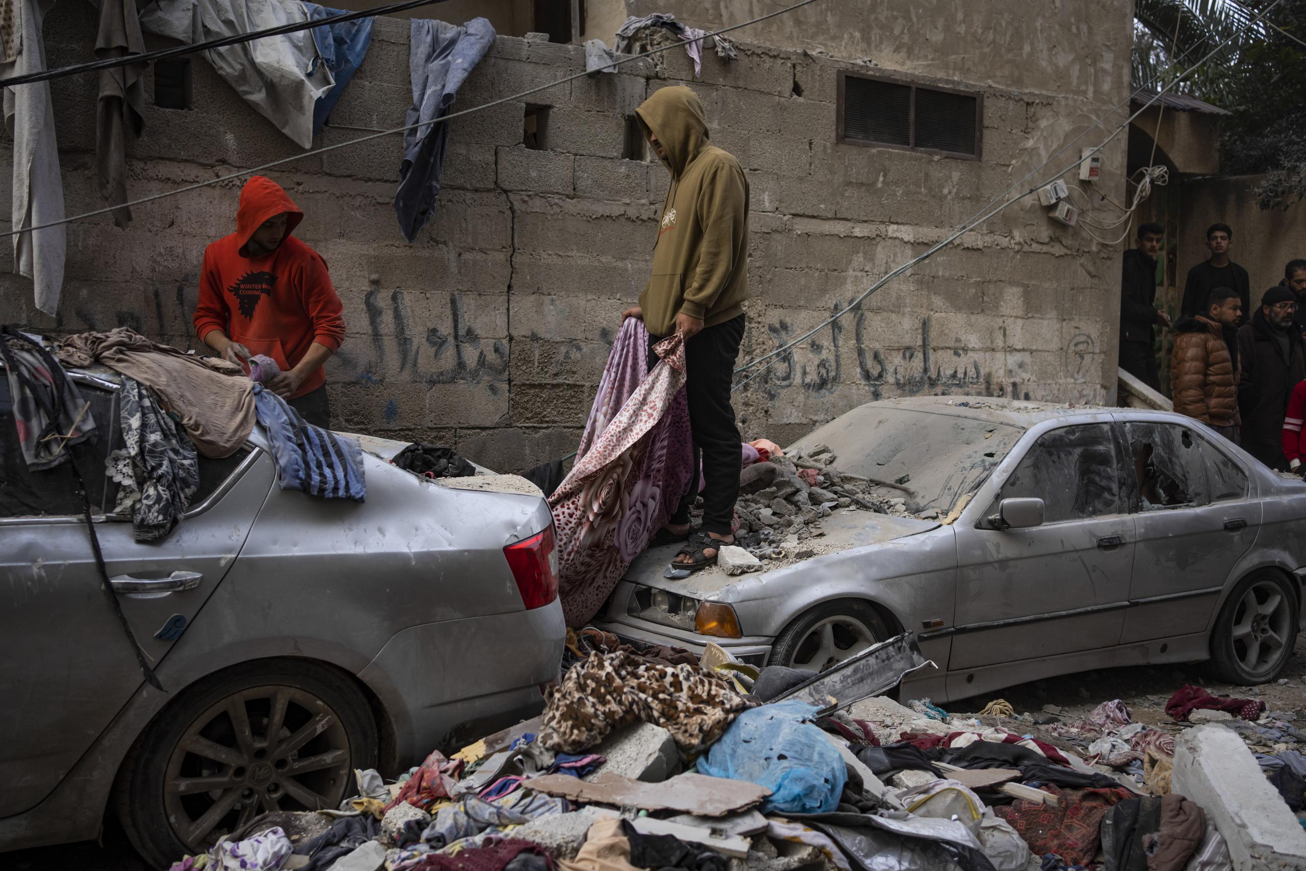 Palestinos observan la destrucción causada por un ataque aéreo israelí en Rafah, en la Franja de Gaza.