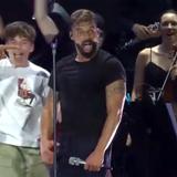 Ricky Martin es sorprendido en tarima por sus hijos Matteo y Valentino