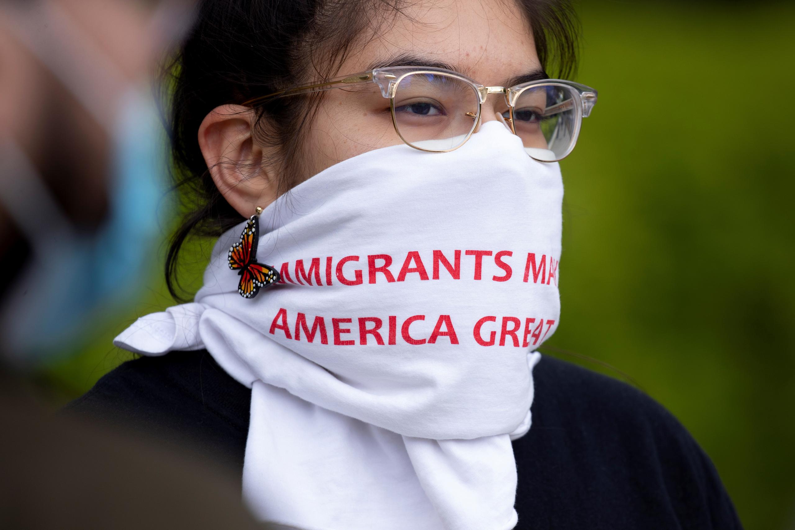 Mujer lleva cubreboca en apoyo de los inmigrantes