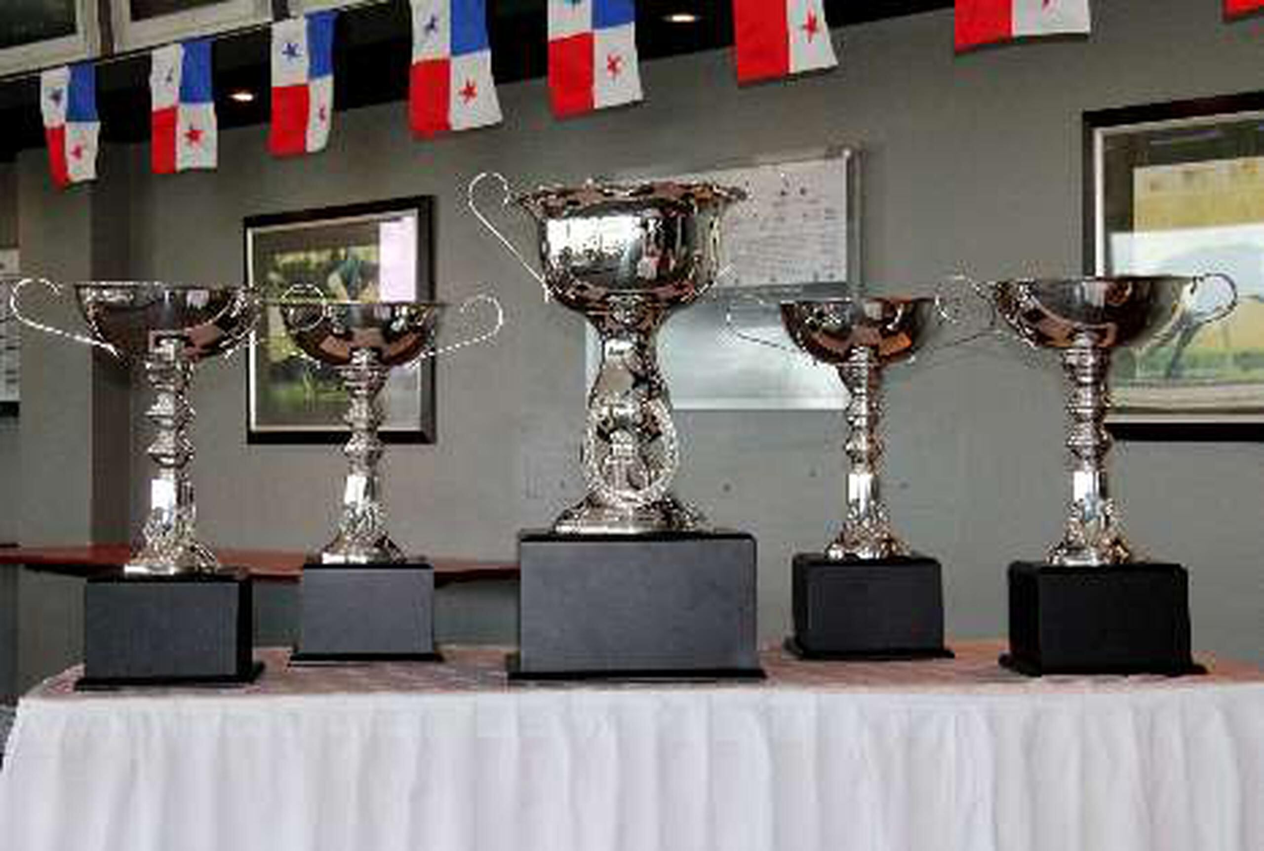 Los trofeos que se entregarán a los ganadores del Clásico Internacional del Caribe fueron exhibidos ayer en el hipódromo Presidente Remón, de Panamá.&nbsp;<font color="yellow">(Suministrada)</font>