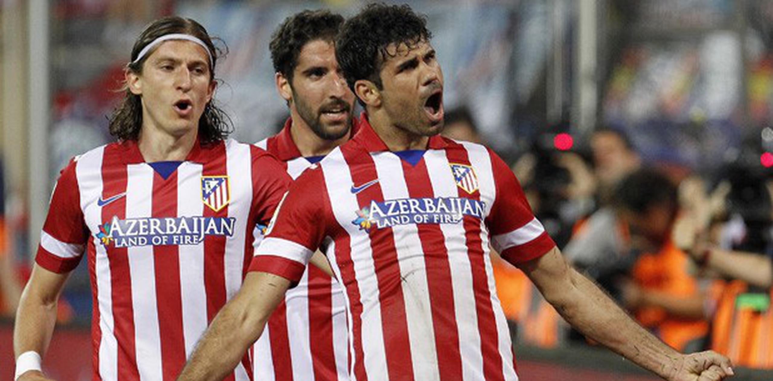 El delantero del Atlético de Madrid, Diego Costa (a la derecha), celebra su gol. (EFE)