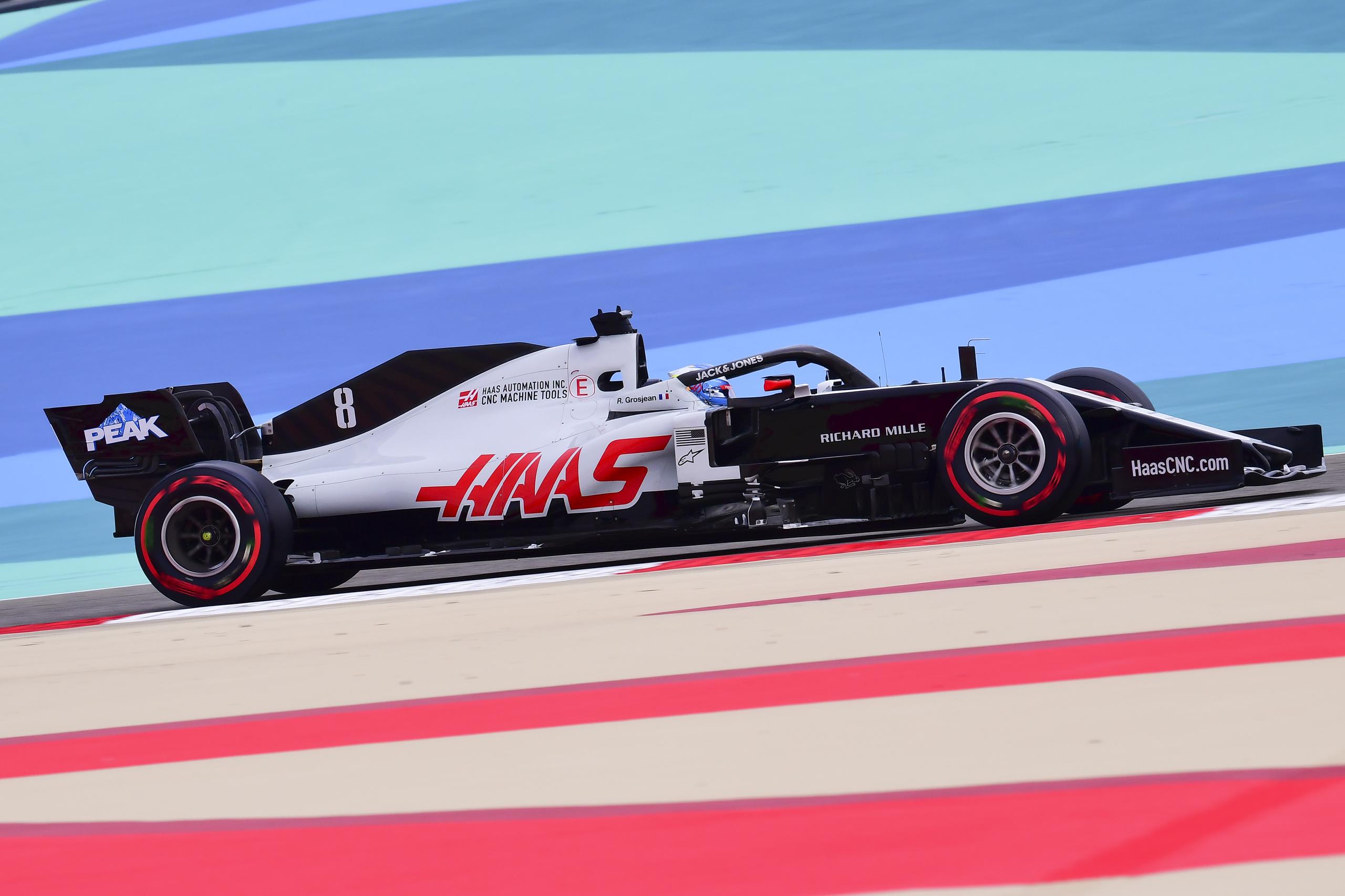 El piloto de Haas, el francés Romain Grosjean, conduce su coche durante la tercera práctica libre en el Circuito Internacional de Fórmula Uno de Bahrein en Sakhir, Baréin.
