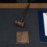 Juez encarcela a editor tras su reportero usar grabadora en corte de Carolina del Norte