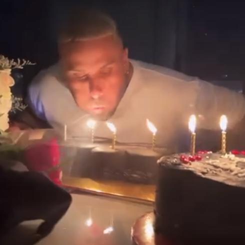 Sorprenden Nicky Jam en su cumpleaños: jet privado y… ¿cuántos bizcochos?