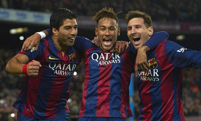 De firmar con el PSG, Lionel Messi, a la derecha, se reuniría nuevamente con Neymar, al centro. Ambos fueron compañeros en Barcelona.