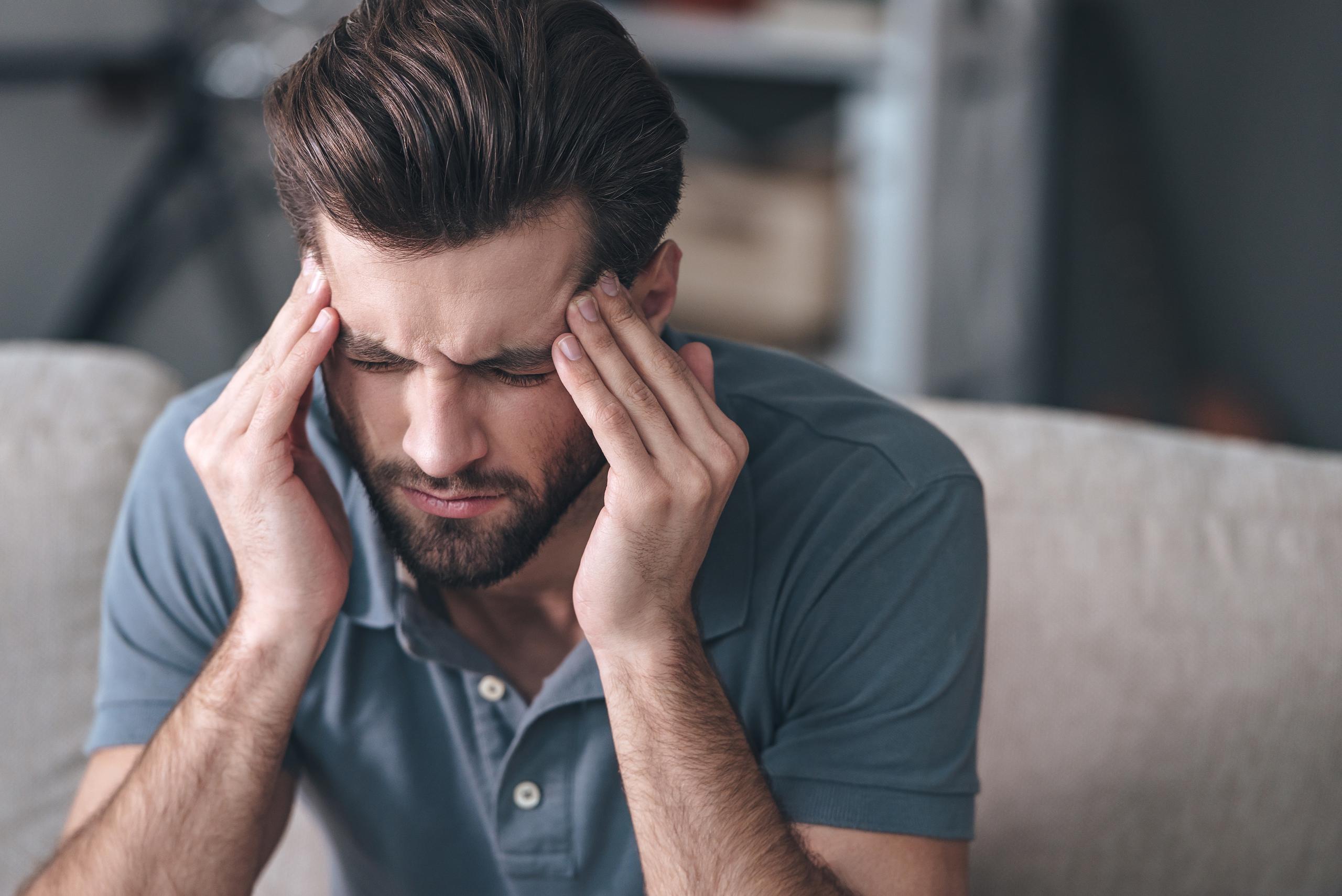 Tener dolor de cabeza constante por más de tres días es una señal de alarma.