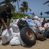 Recogen más de 1,700 libras de basura en playas de Puerto Rico en un evento apoyado por Bad Bunny