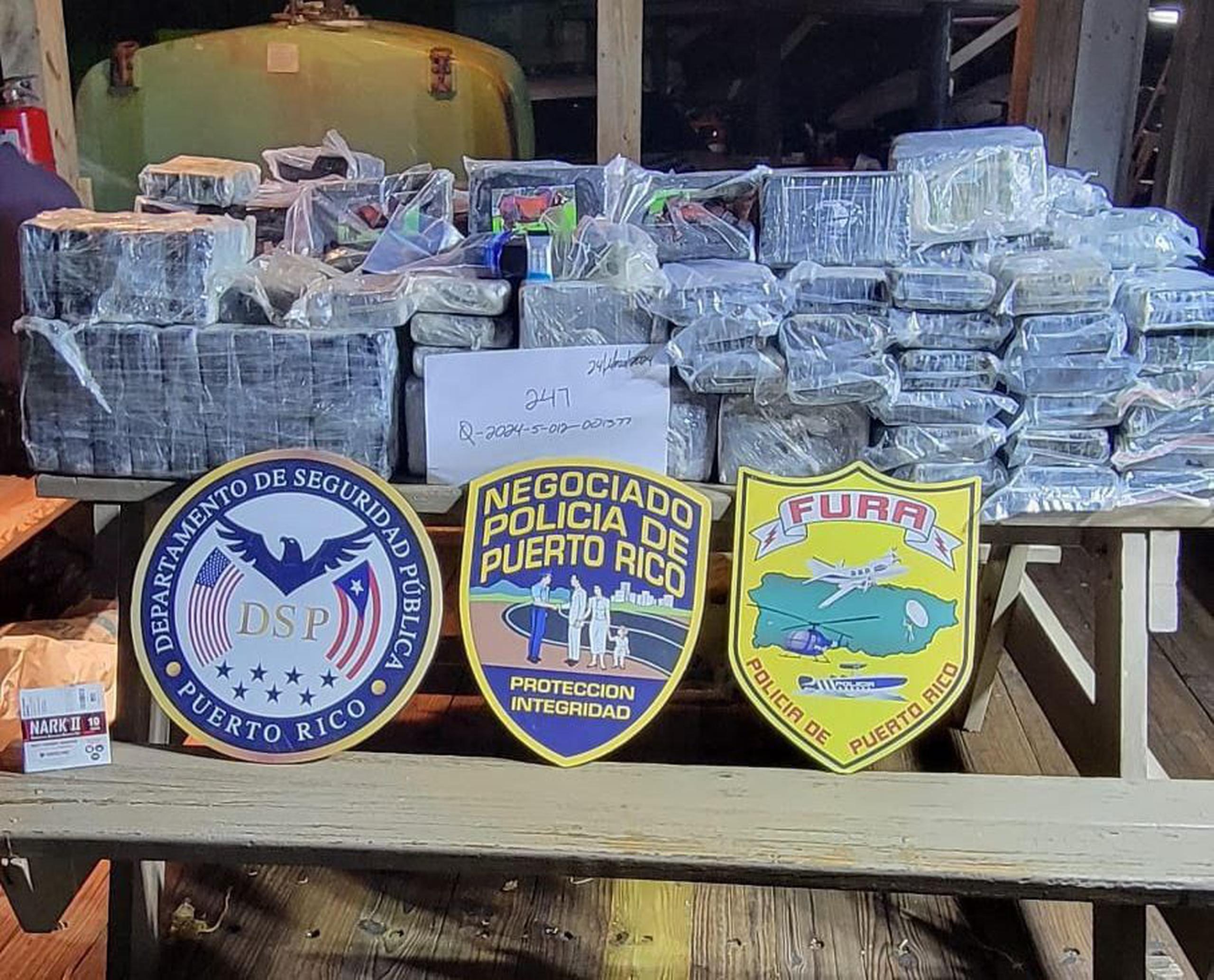 El Negociado de Fuerzas Unidas de Rápida Acción (NFURA) incautó 10 fardos con cocaína que eran transportados en una lancha por la costa de Cabo Rojo.