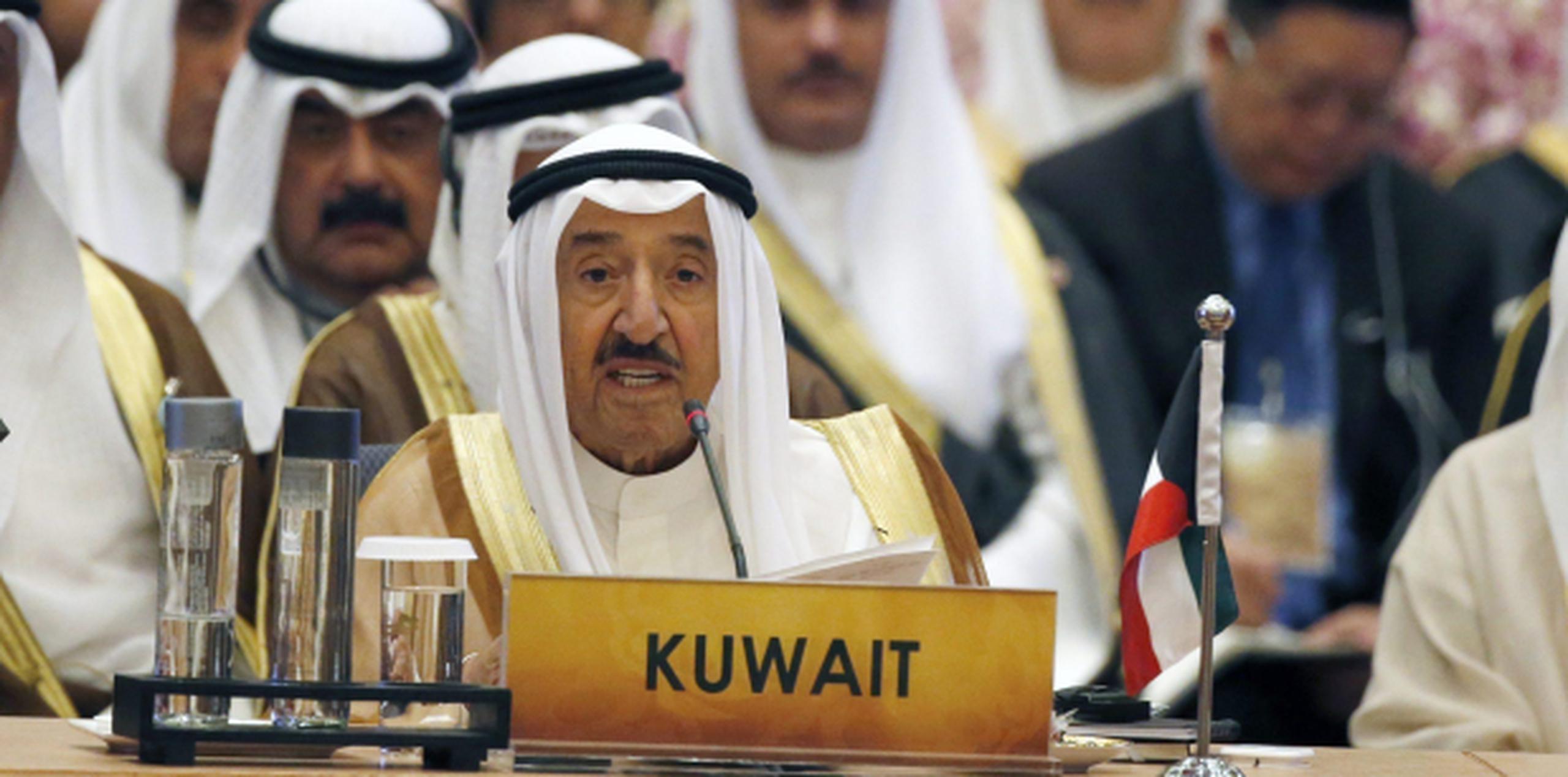 El emir de Kuwait, Sabah al Ahmed al Sabah, emitió hoy el decreto tras un consejo de ministros extraordinario. (EFE)