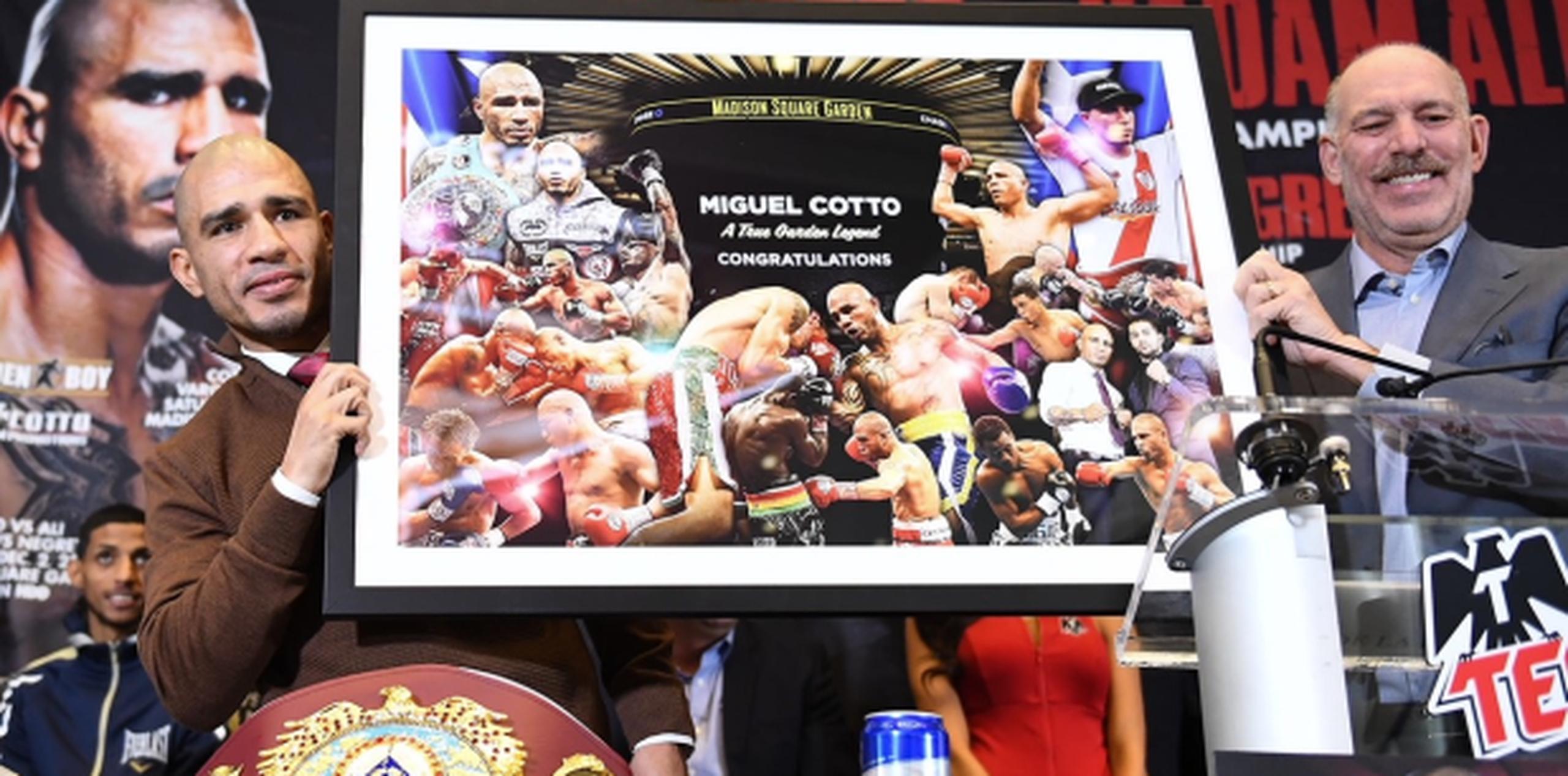 Joel Fisher, vicepresidente ejecutivo del Madison Square Garden, le entregó a Miguel Cotto un cuadro que resume las peleas que hizo en el legendario recinto de Nueva York. (Héctor Santos Guía/ Miguel Cotto Promotions)