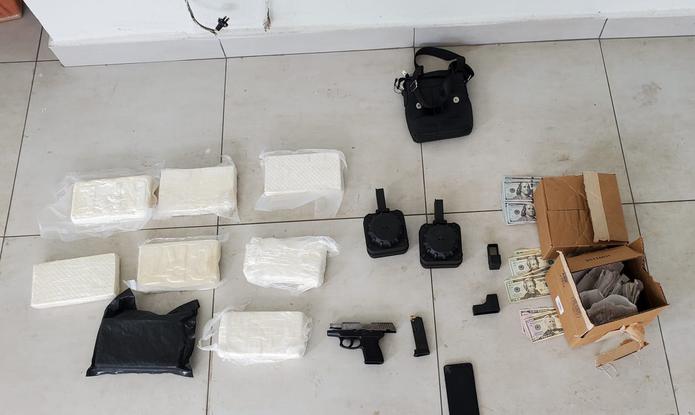 Durante uno de los dos allanamientos efectuados en la urbanizacion San Agustín en Río Piedras, se ocuparon 8 kilos de cocaína y un arma de fuego ilegal.