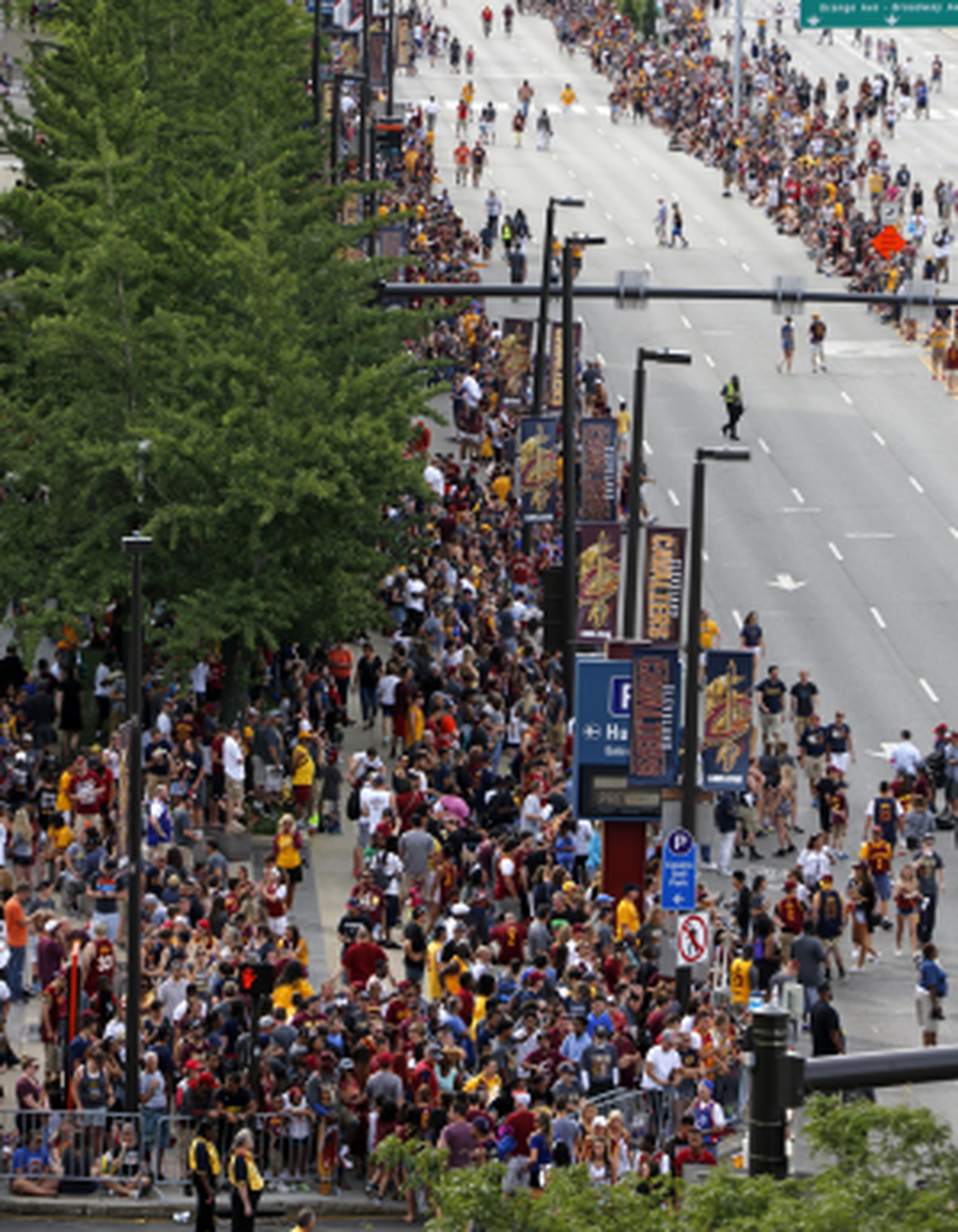 A eso de las 9:45 a.m., cientos de aficionados de todas las edades se alineaban en el centro de Cleveland, para recibir a sus campeones. (AP)
