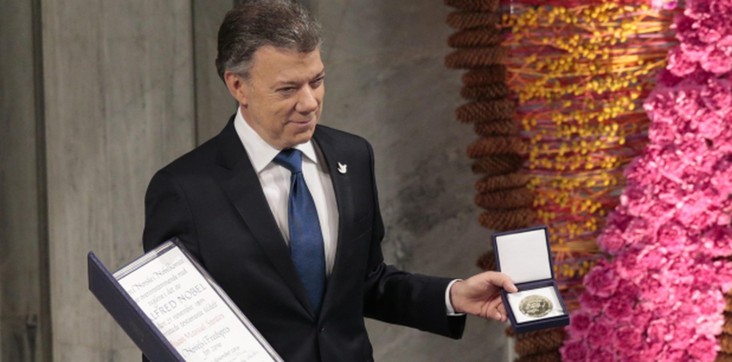 Juan Manuel Santos posa con el premio. (Prensa Asociada)