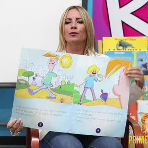 Melina León le cuenta cuentos a niños 