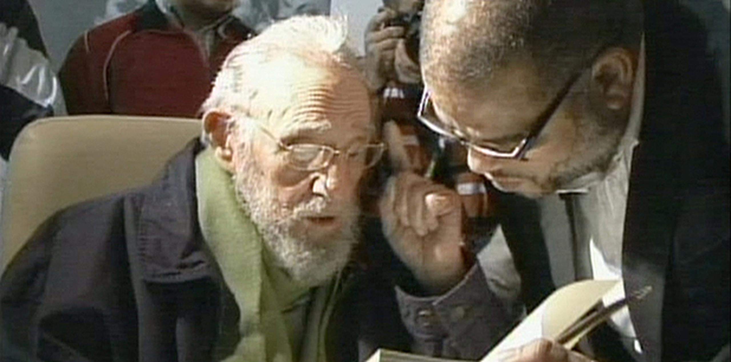 La televisión cubana mostró imágenes del evento en el noticiero del mediodía en el que se ve a Castro vestido con un abrigo azul oscuro y una bufanda verde. (EFE)