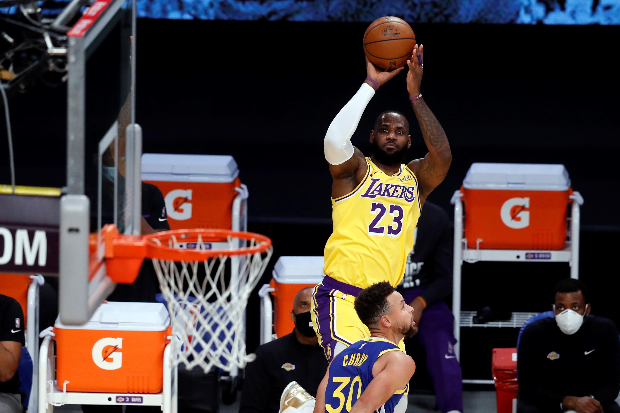 El líder de los Lakers de Los Ángeles, LeBron James, acumuló 34 tantos el jueves en el triunfo de su equipo sobre los Bucks de Milwaukee.