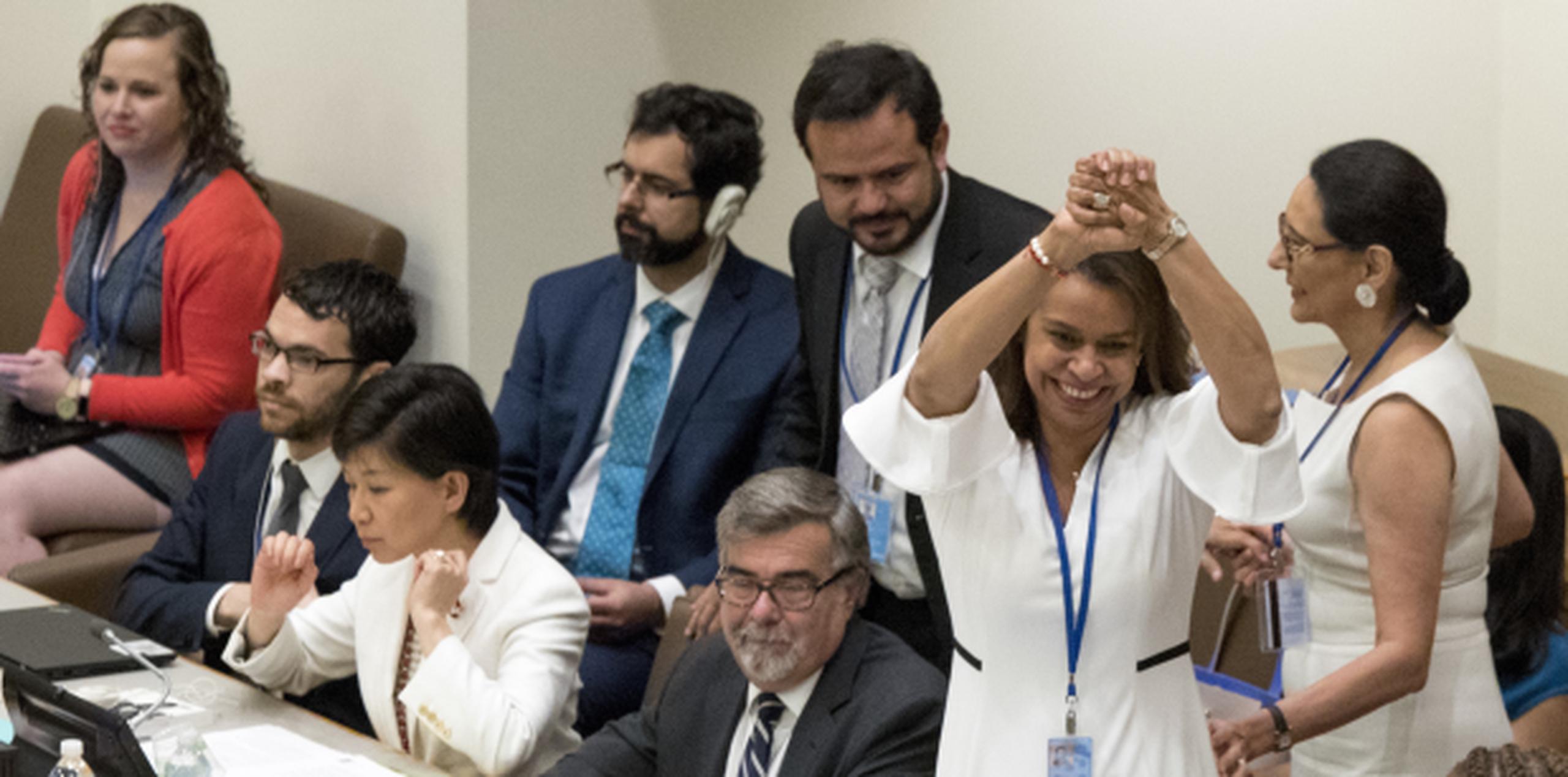 La embajadora costarricense, Elayne Whyte Gómez, líder de la conferencia que negoció el tratado vinculante de prohibición de armas nucleares, celebra tras la votación en la 122 naciones aprobaron el pacto. (AP/Mary Altaffer)