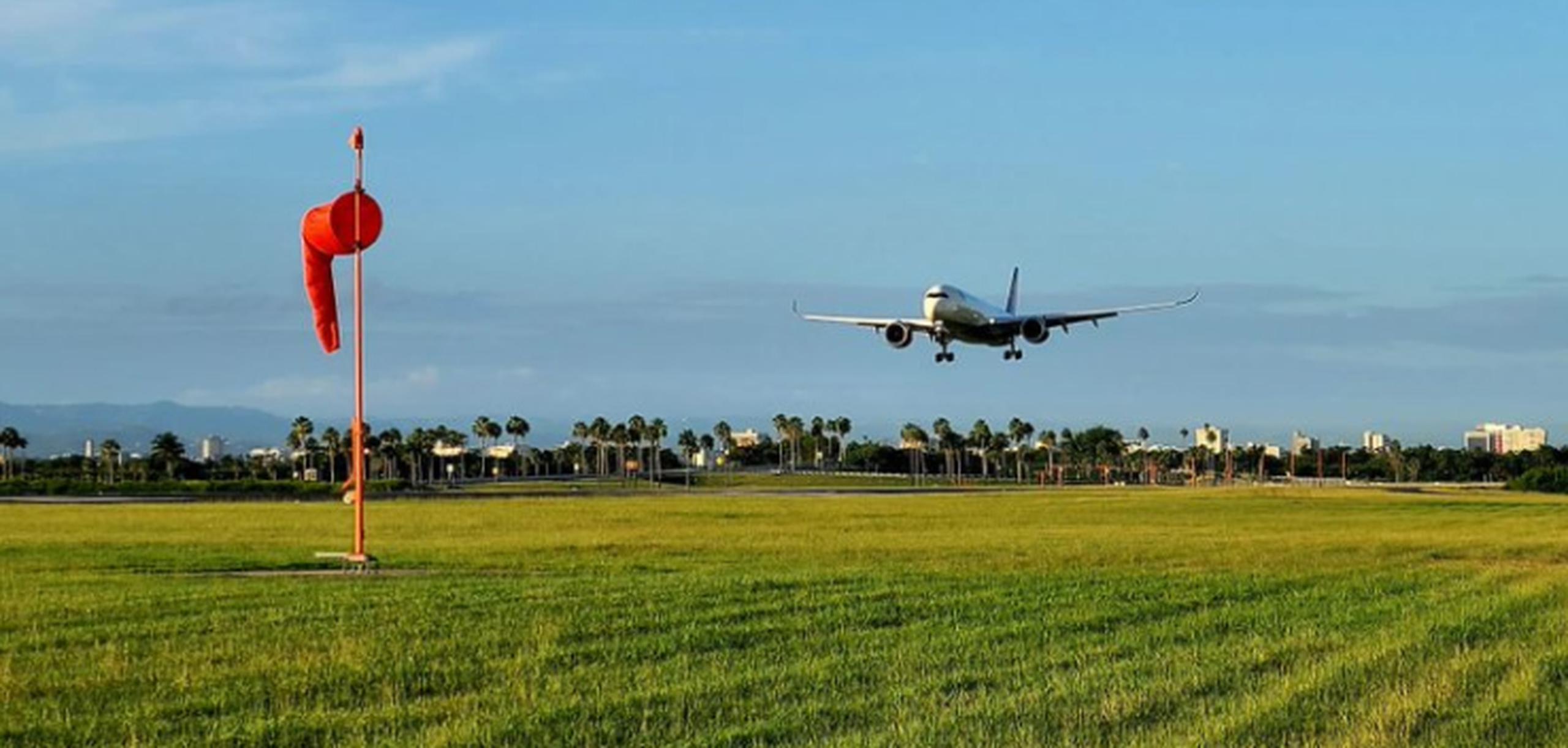 Diez vuelos que saldrían del Aeropuerto Luis Muñoz Marín y nueve que llegarían fueron suspendidos.