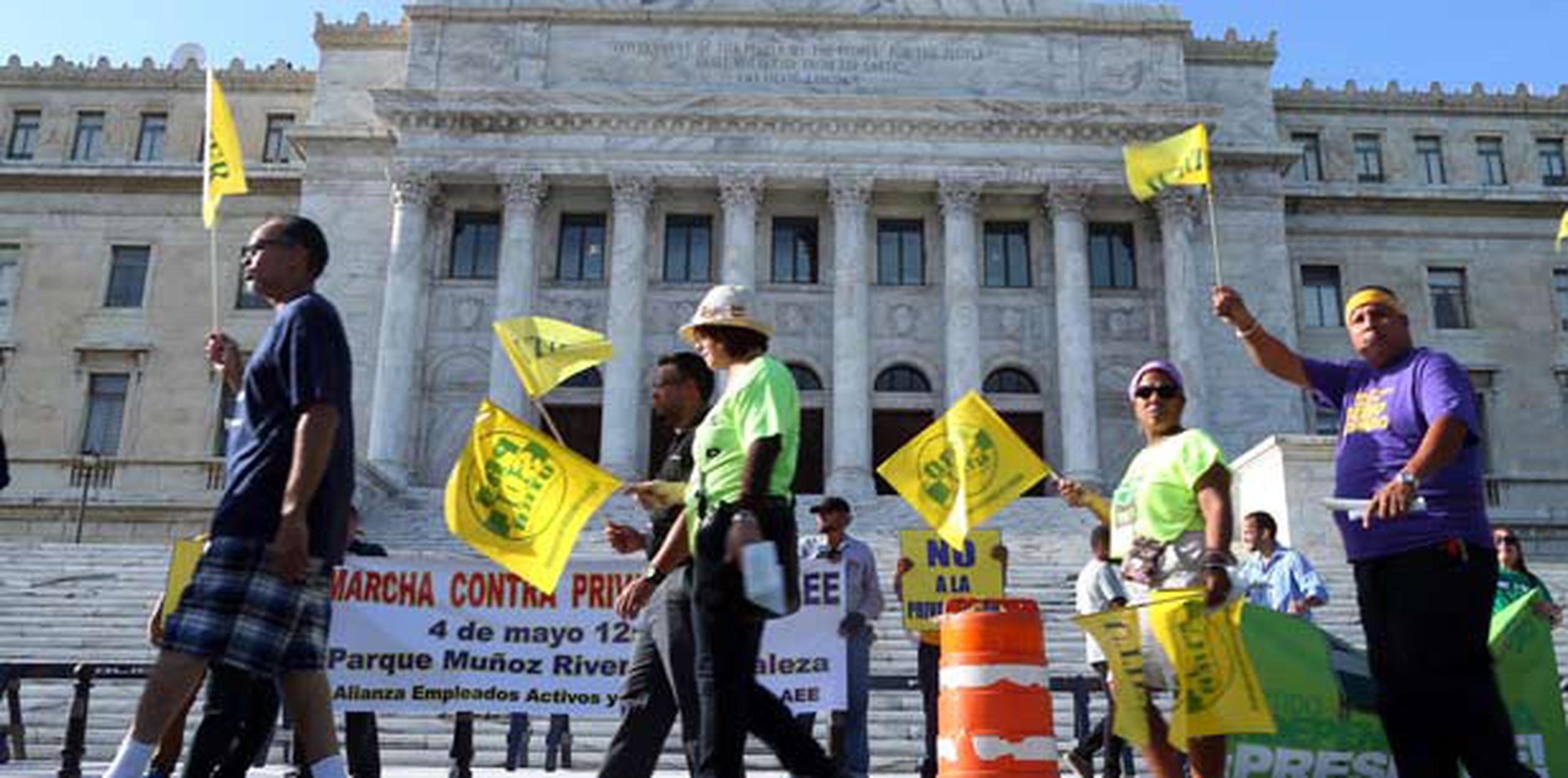 Grandes grupos de unionados llegaron a las inmediaciones del Capitolio. (juan.alicea@gfrmedia.com)