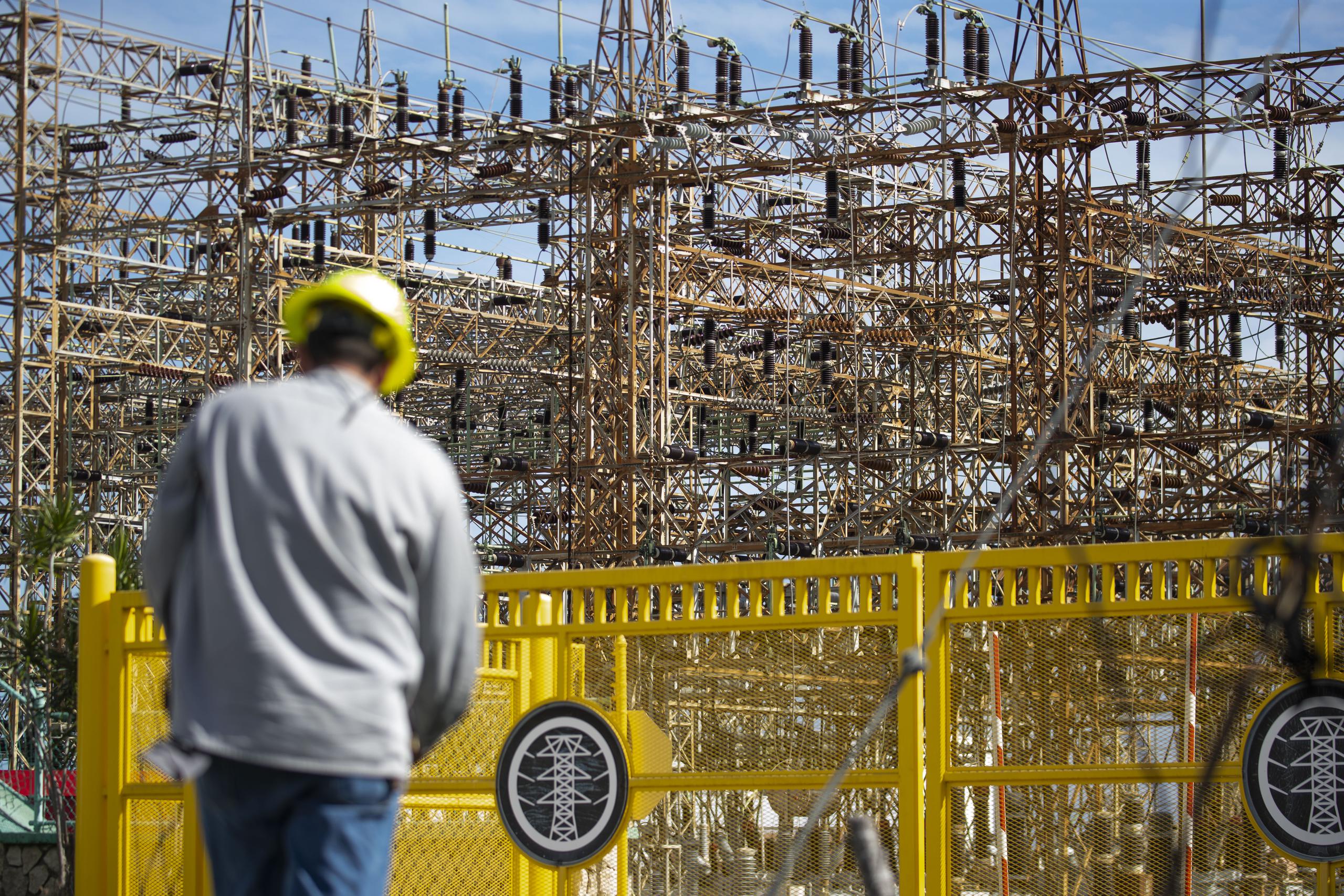 Un empleado de la AEE camina dentro de una central de generación de energía.