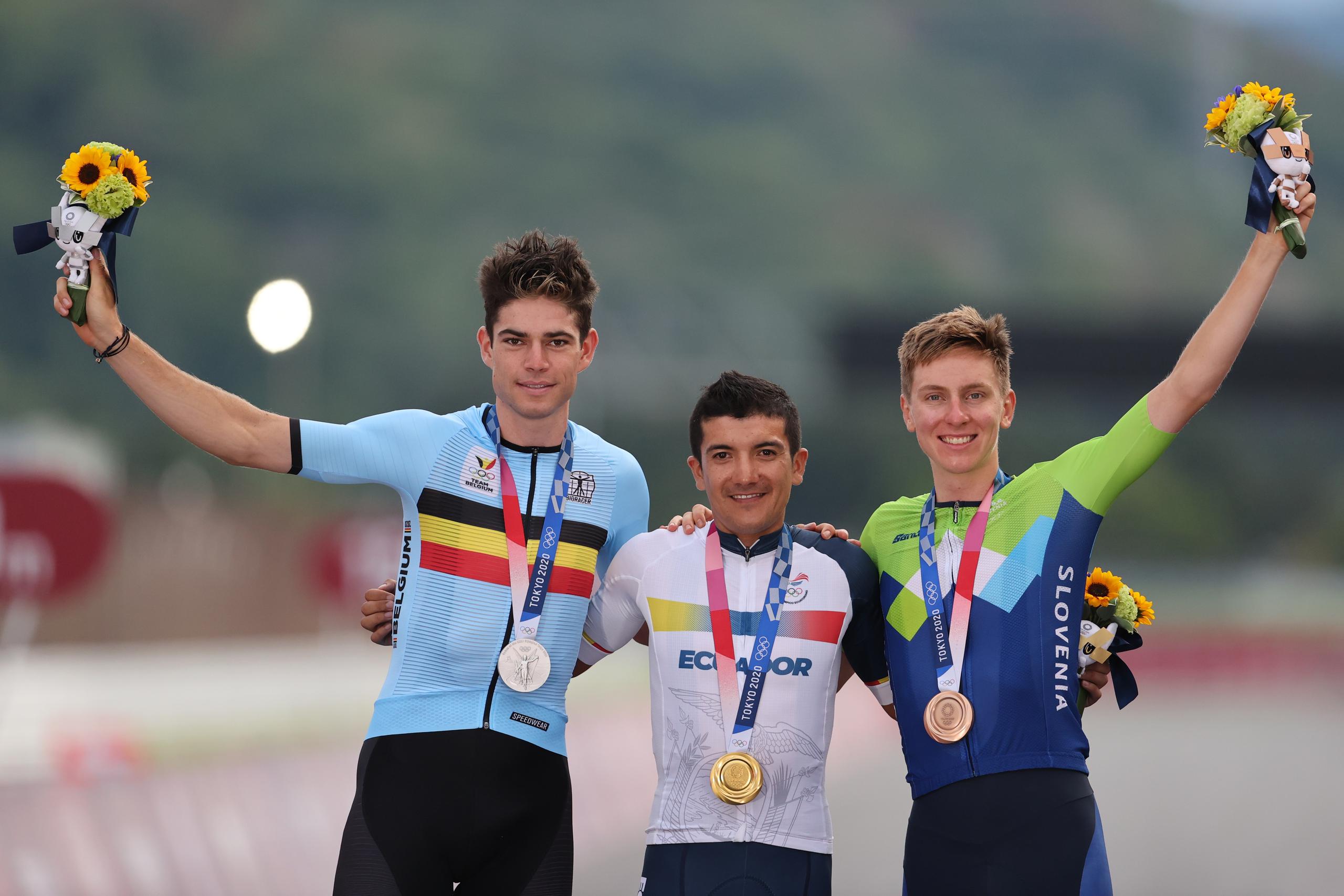 El ecuatoriano Richard Carapaz, al centro, posa con la medalla de oro junto al belga Wout Van Aert (izquierda), quien ganó plata, y el esloveno Tadei Pogacar, quien se colgó la de bronce.