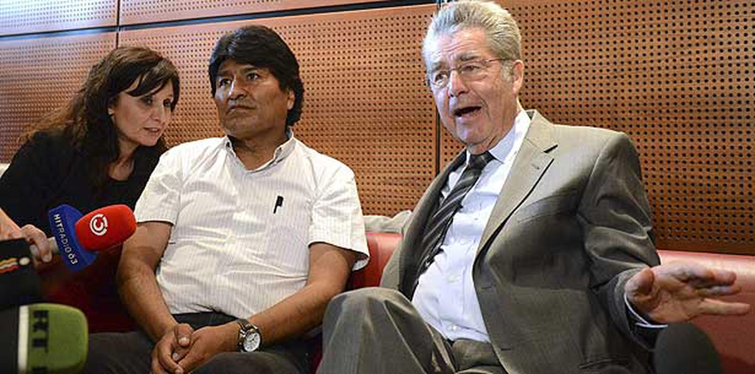 El presidente austriaco, Heinz Fischer, junto Evo Morales antes de que el mandatario latinoamericano pudiera emprender su viaje de regreso a Bolivia.   (EFE/Helmut Fohringer)