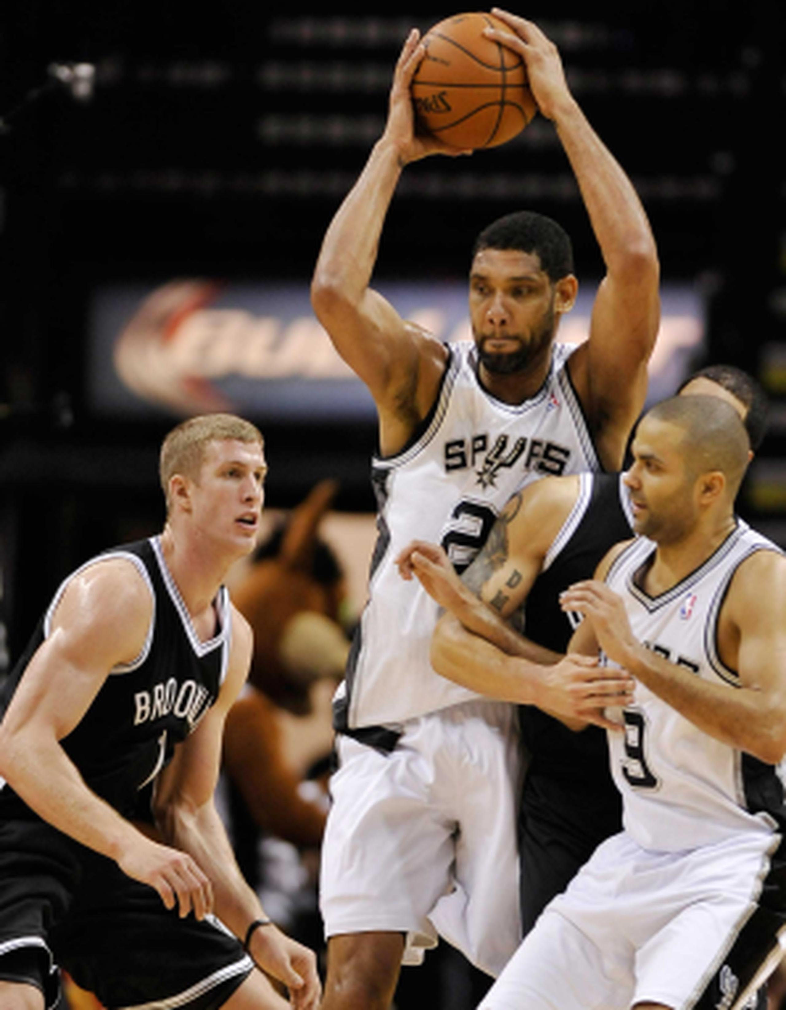 Tony Parker y Tim Duncan se combinaron para 33 puntos por los Spurs. (AP / Darren Abate)