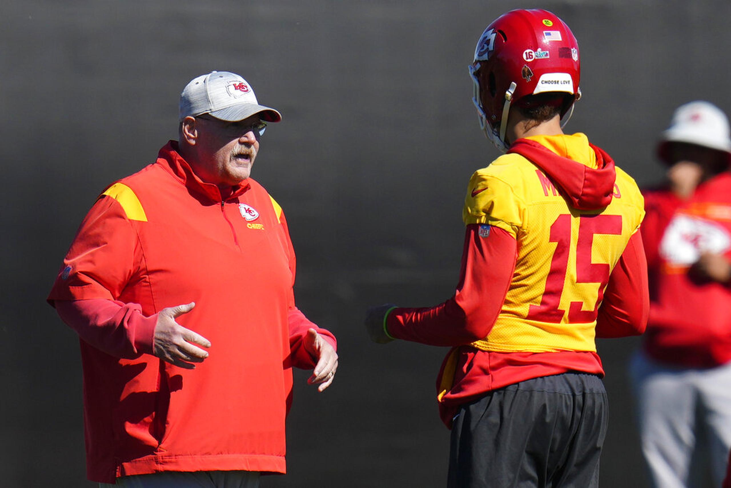 El 'head coach' de los Chiefs, Andy Reid, sabe tomar las decisiones correctas en los momentos indicados.