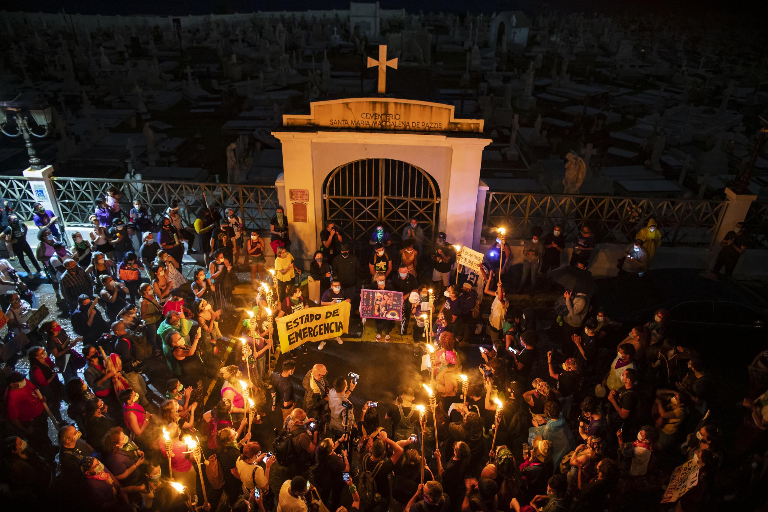 La Colectiva Feminista en Construcción lideró la marcha "Viva nos queremos, las tumbas son para el patriarcado", que salió esta noche desde el cementerio Santa Magdalena de Pazzis hacia La Fortaleza.