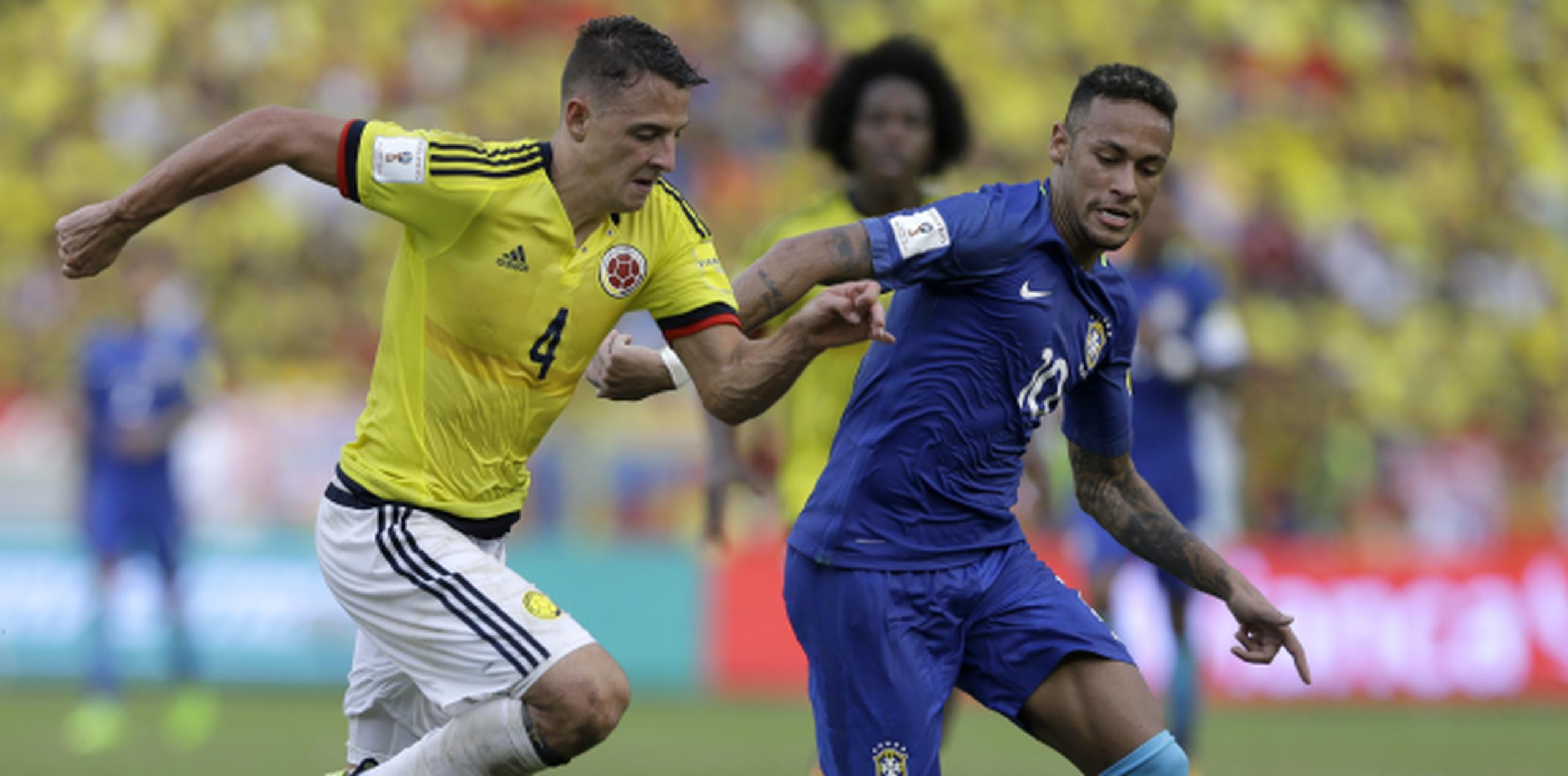 El jugador de Brasil, Neymar -derecha- disputa un balón con el jugador de Colombia, Santiago Arias, en un partido por las eliminatorias mundialistas el pasado 5 de septiembre Barranquilla, Colombia. (AP / Fernando Vergara)