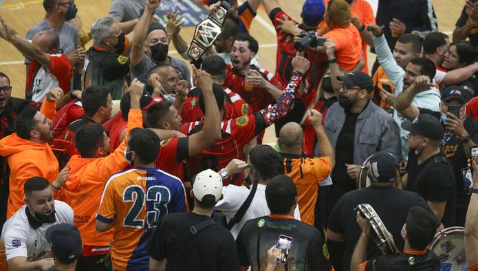 Los 'Champ-gos' celebran los primeros segundos del campeonato en la Gelito Ortega luego de vencer a los Caribes de San Sebastián en el séptimo juego.