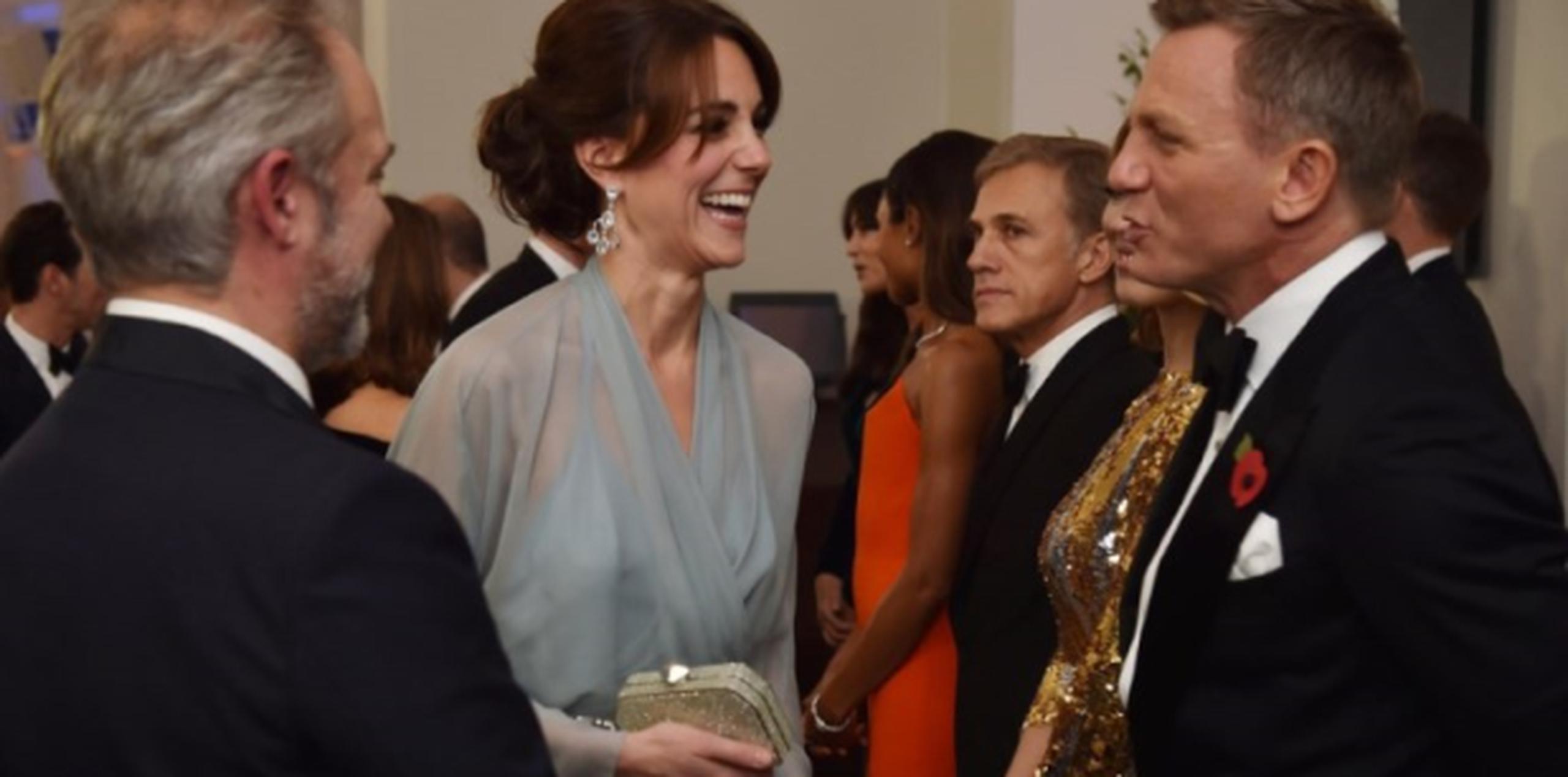 La princesa Catalina, duquesa de Cambridge, ríe alguna ocurrencia del actor Daniel Craig en el estreno mundial hoy de la nueva película de James Bond "Spectre". (AFP)