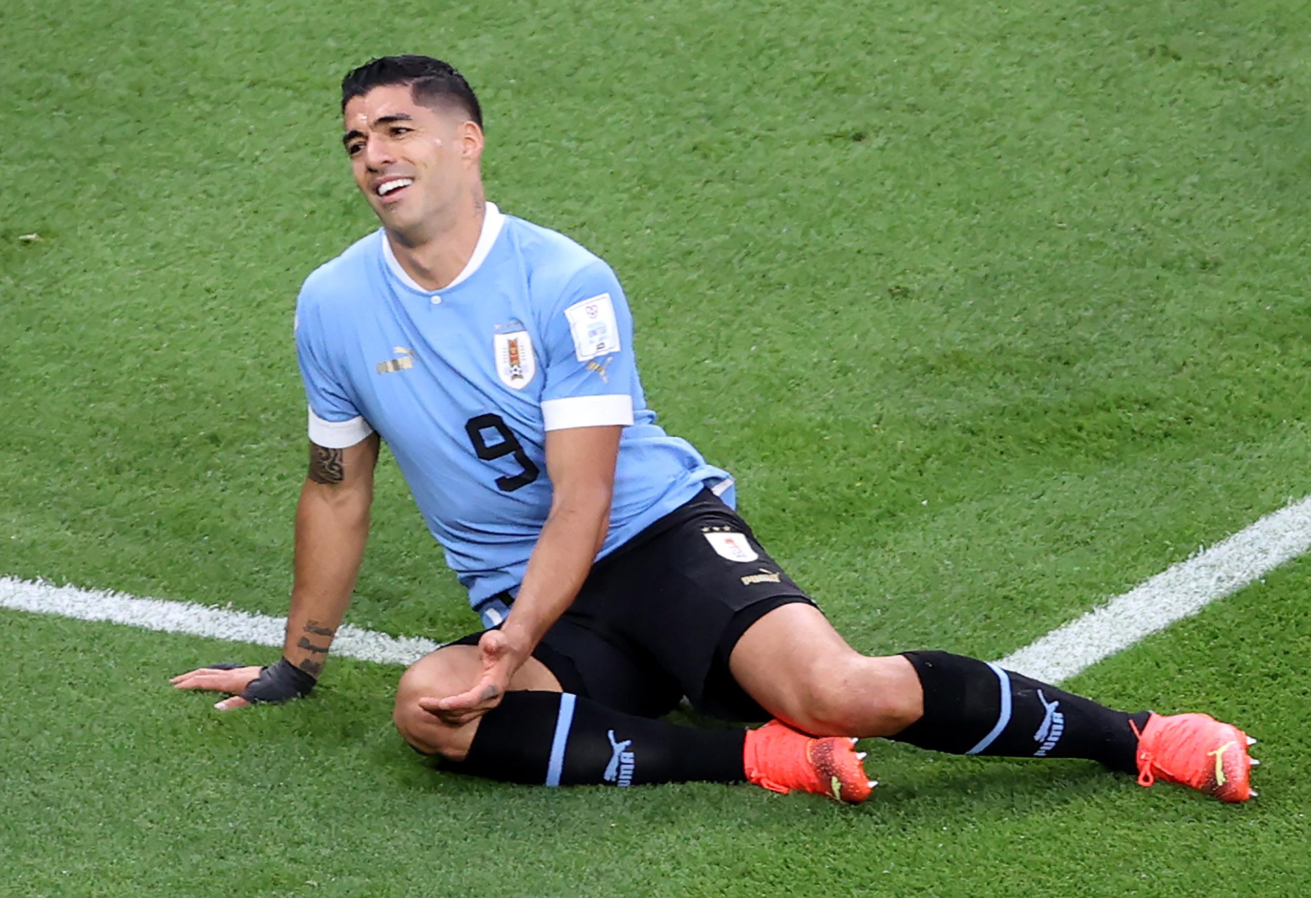 Luis Suárez, estrella de Uruguay, se lamenta sobre el campo en el juego ante Corea, que finalizó empate.