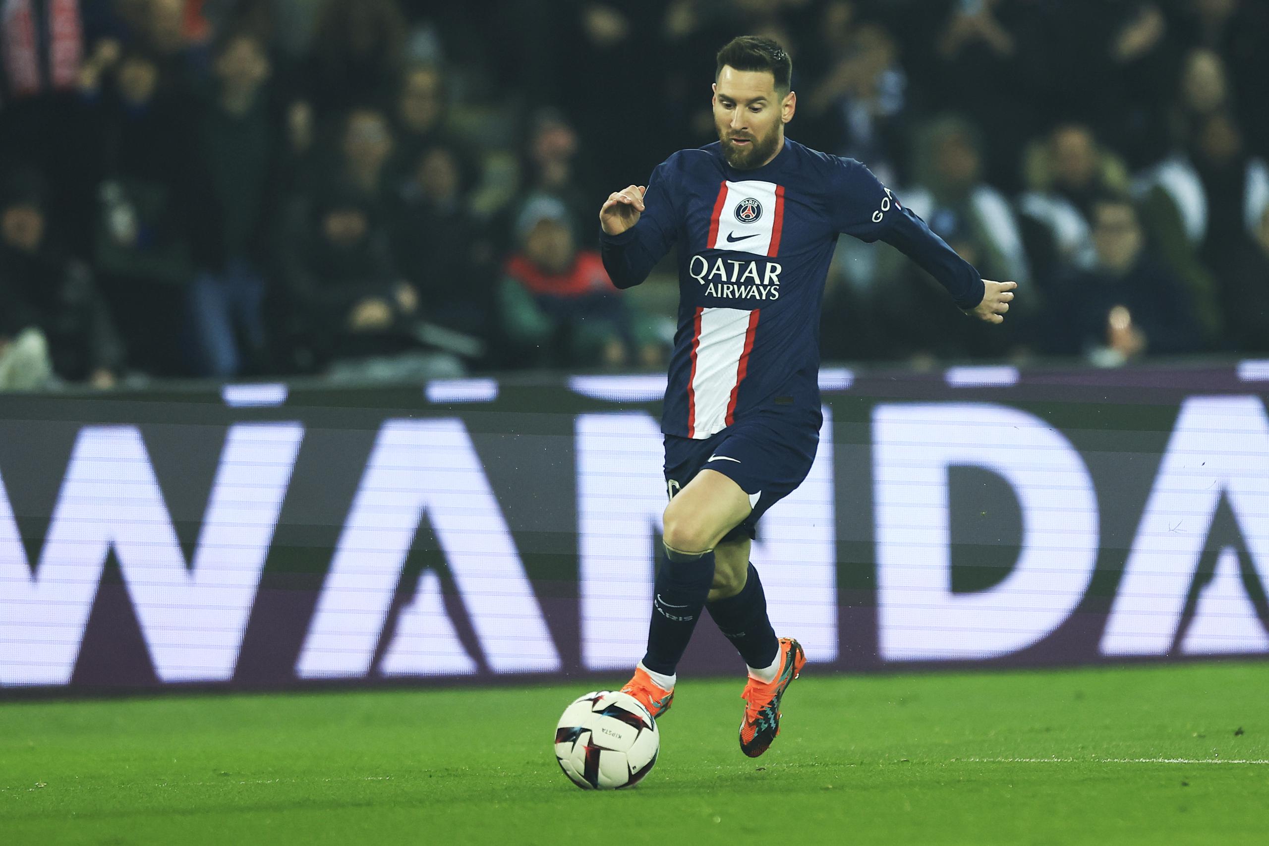 En foto del domingo 2 de abril del 2023, Lionel Messi controla el balón durante un encuentro de la liga francesa ante el Lyon. (AP Foto/Aurelien Morissard)