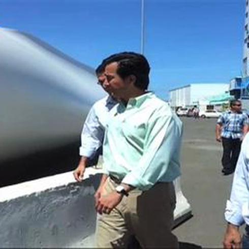 Gobernador recibe turbinas eólicas en Ponce