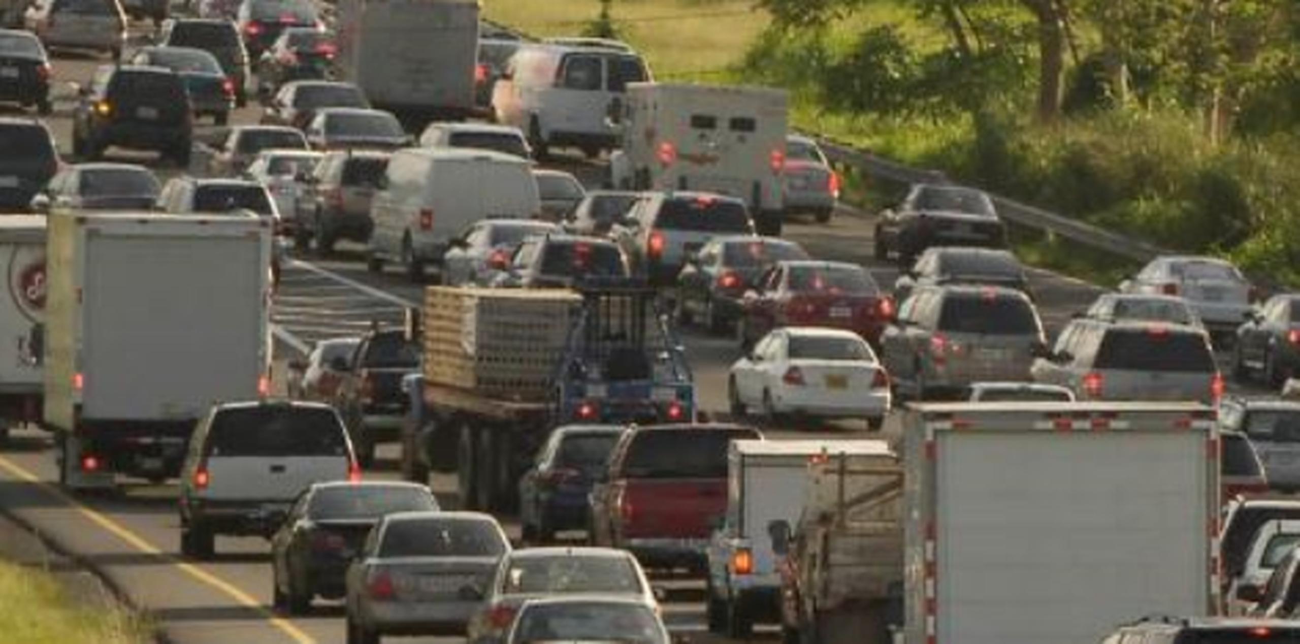 Choque entre varios carros y un camión en el expreso PR22 Primera Hora