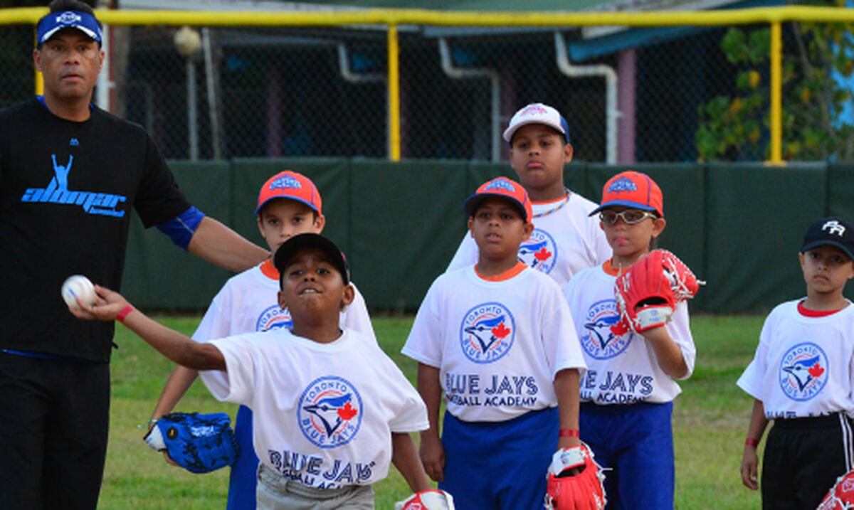 Roberto Alomar pone su granito de arena - Primera Hora