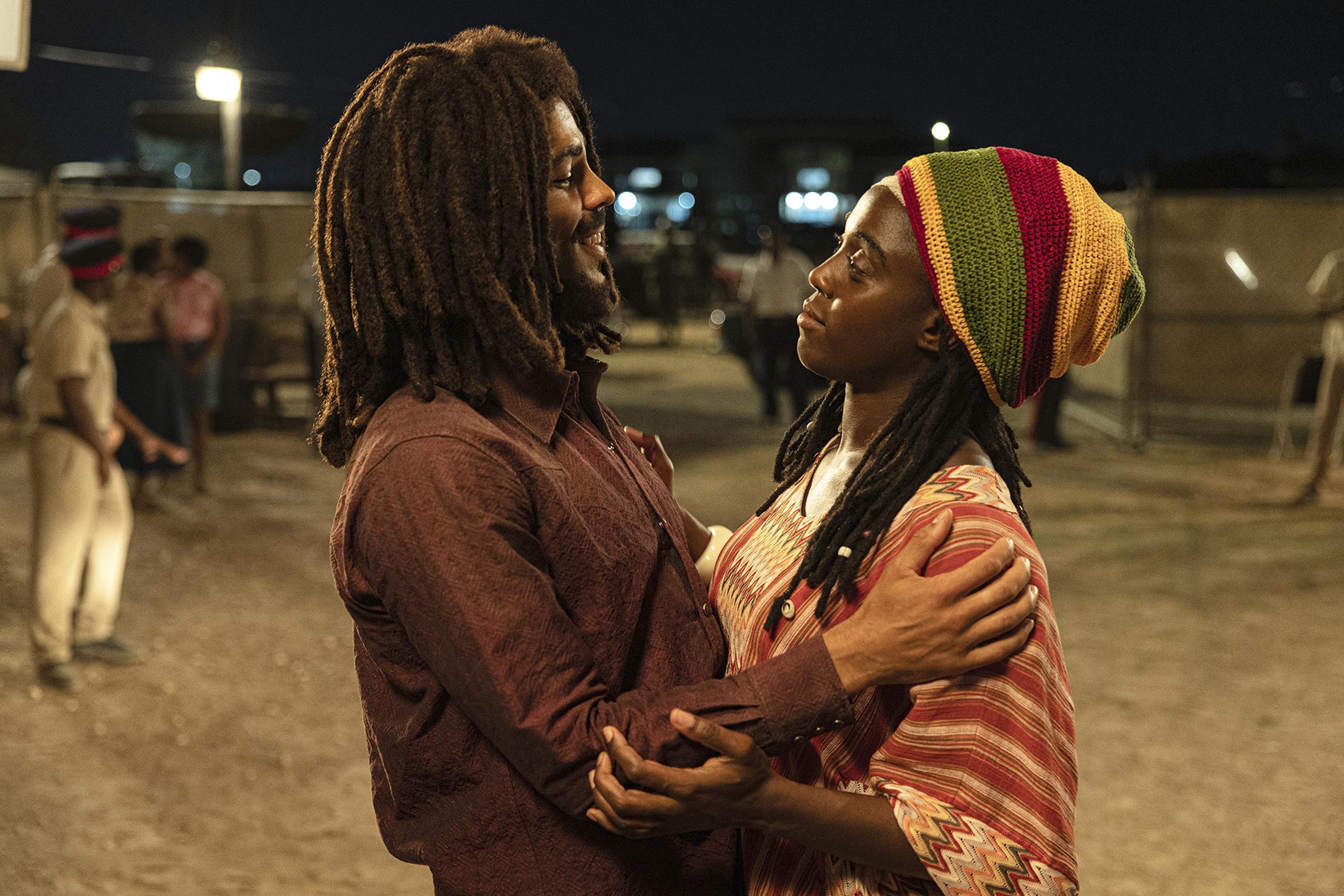 En esta imagen proporcionada por Paramount Pictures, Kingsley Ben-Adir y Lashana Lynch se miran en "Bob Marley: One Love". (Chiabella James/Paramount Pictures vía AP)