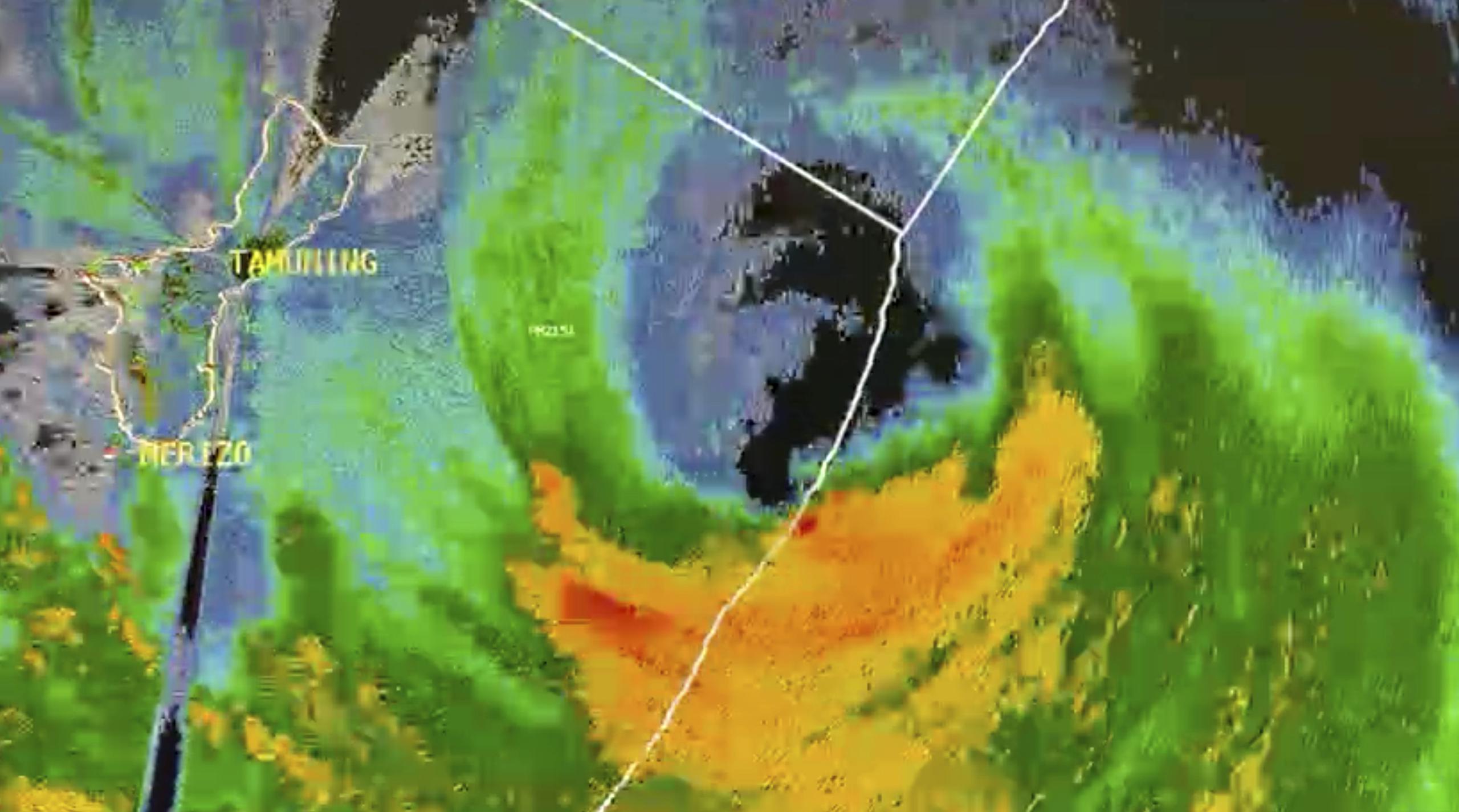 En esta imagen tomada de un video por satélite del Servicio Nacional de Meteorología de Estados Unidos en Guam, el tifón Mawar se muestra en una imagen de radar en una conferencia de prensa del Servicio Nacional de Meteorología en el territorio pacífico estadounidense de Guam antes de la llegada de la tormenta.