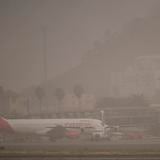Reabren los aeropuertos canarios al calmarse tormenta de arena