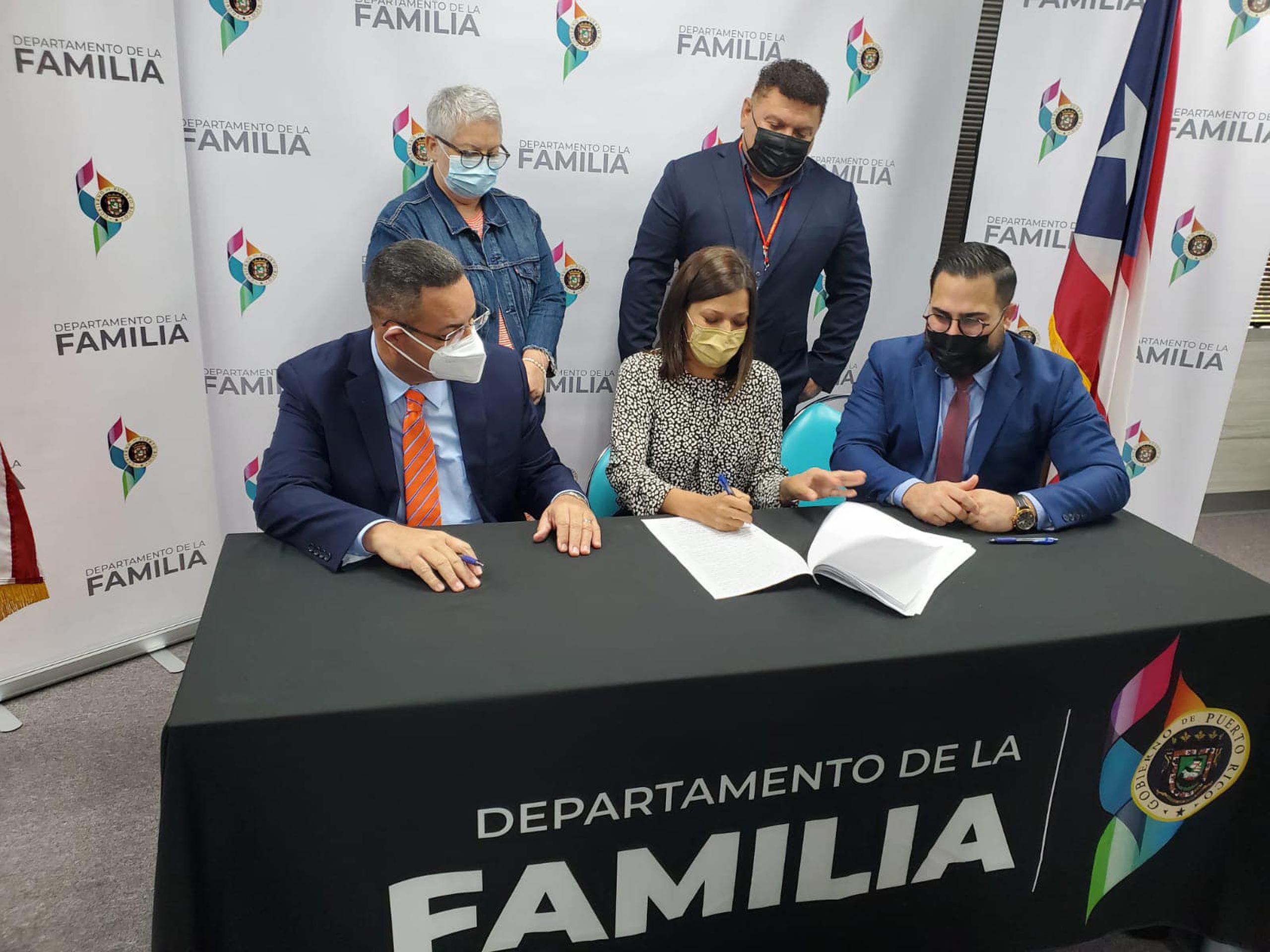 Firma entre el alcalde Ramón Hernández Torres y el administrador de ACUDEN, Roberto Carlos Pagán.