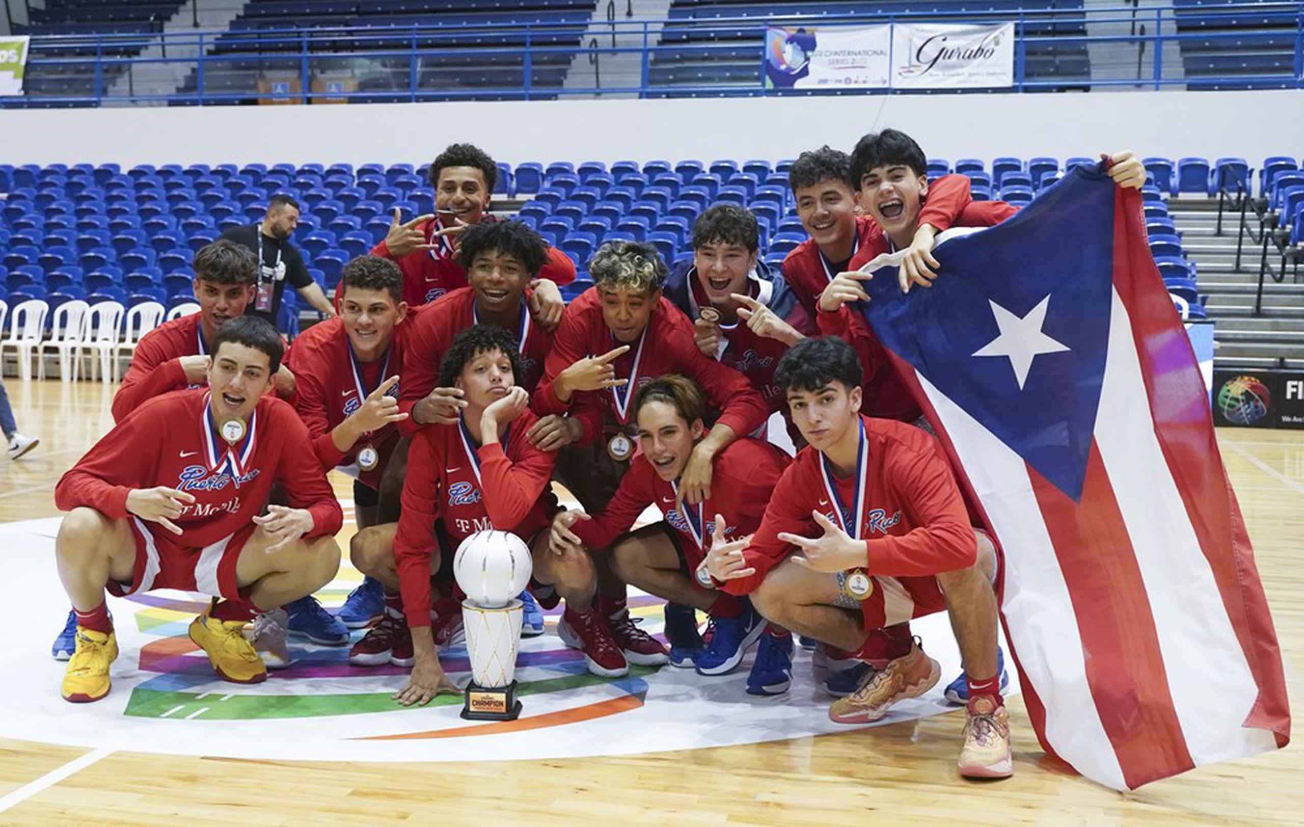 El equipo nacional de baloncesto masculino Sub 15 de Puerto RIco celebra tras su triunfo del miércoles en Gurabo.