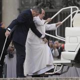 El papa sigue enfrentando problemas respiratorios y de movilidad